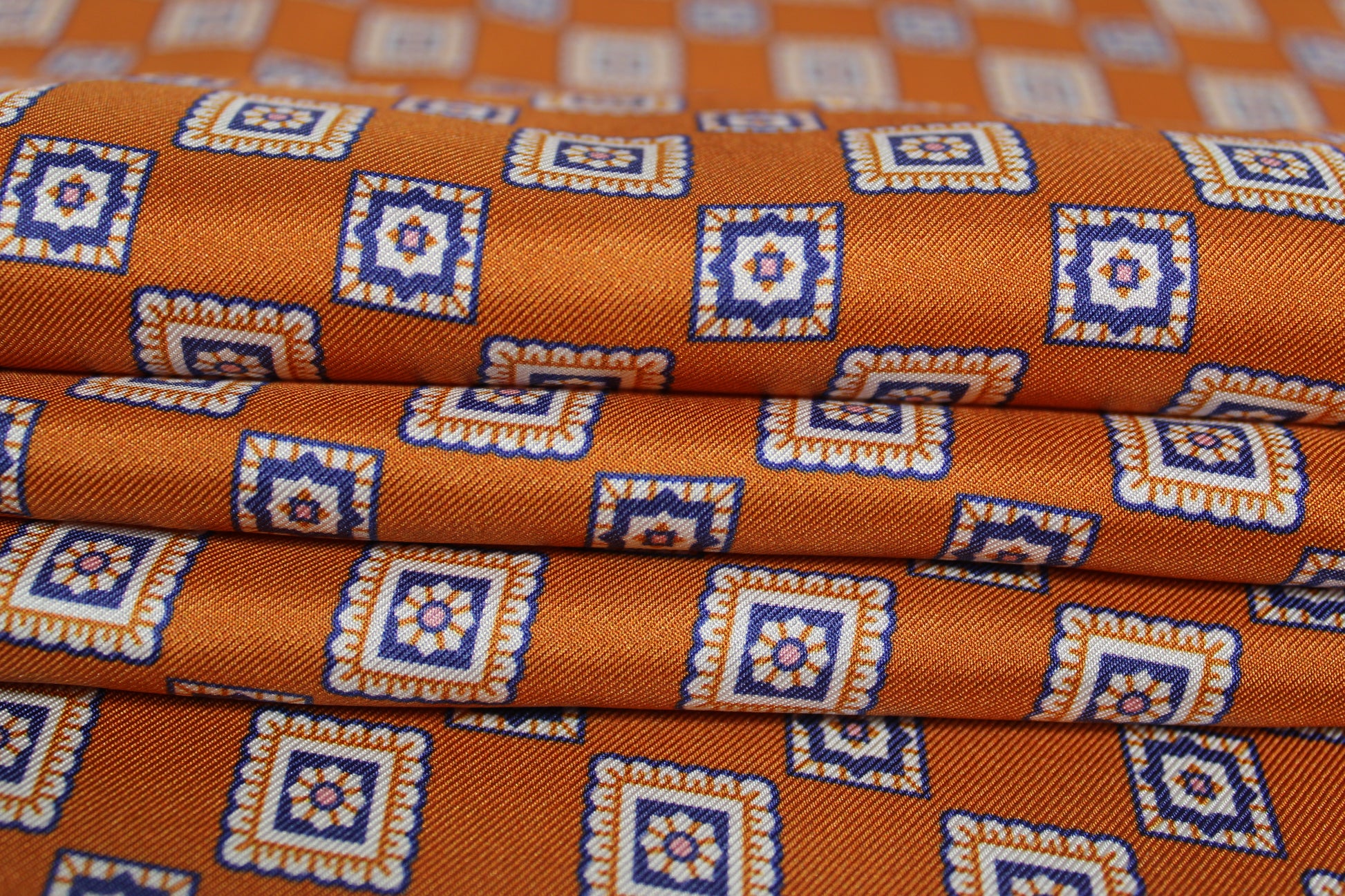 Tissu twill de soie  - imprimé petit carré - orange et bleu - photo 2/5 | So Tissus