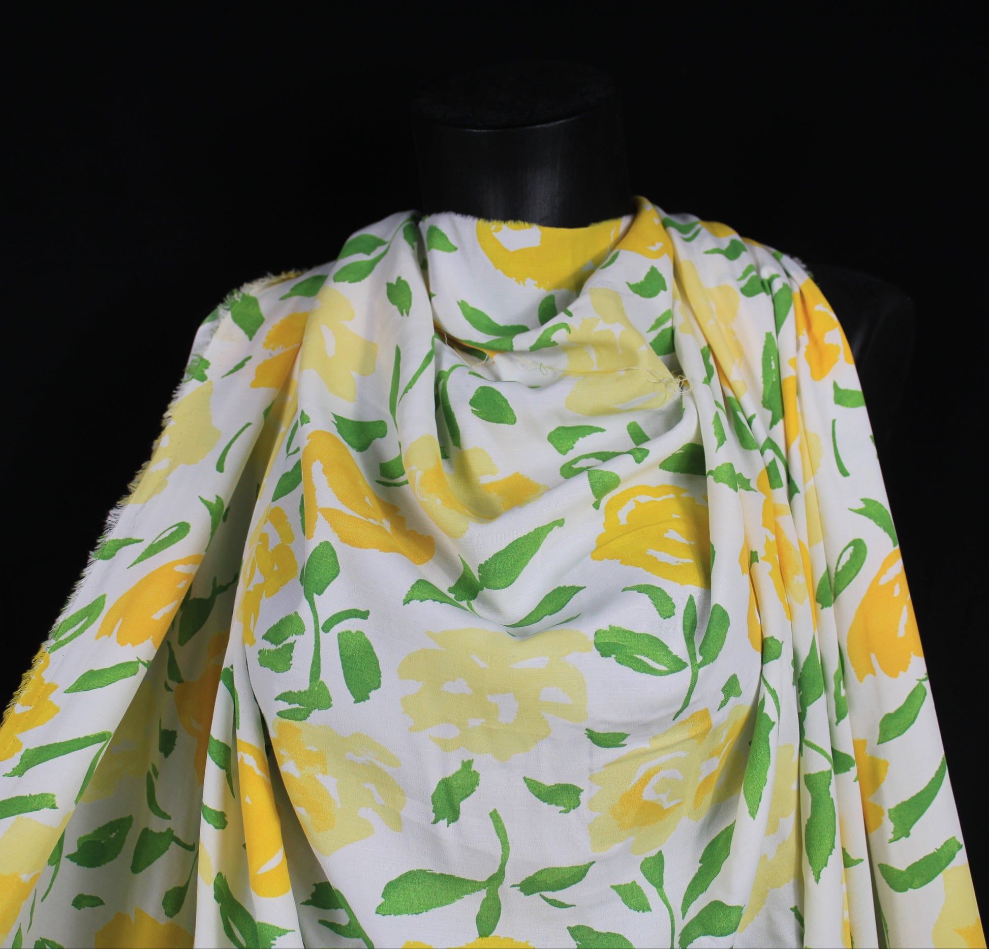 Tissu crêpe viscose - imprimé fleurs vintage - blanc vert et jaune - photo 4/5 | So Tissus