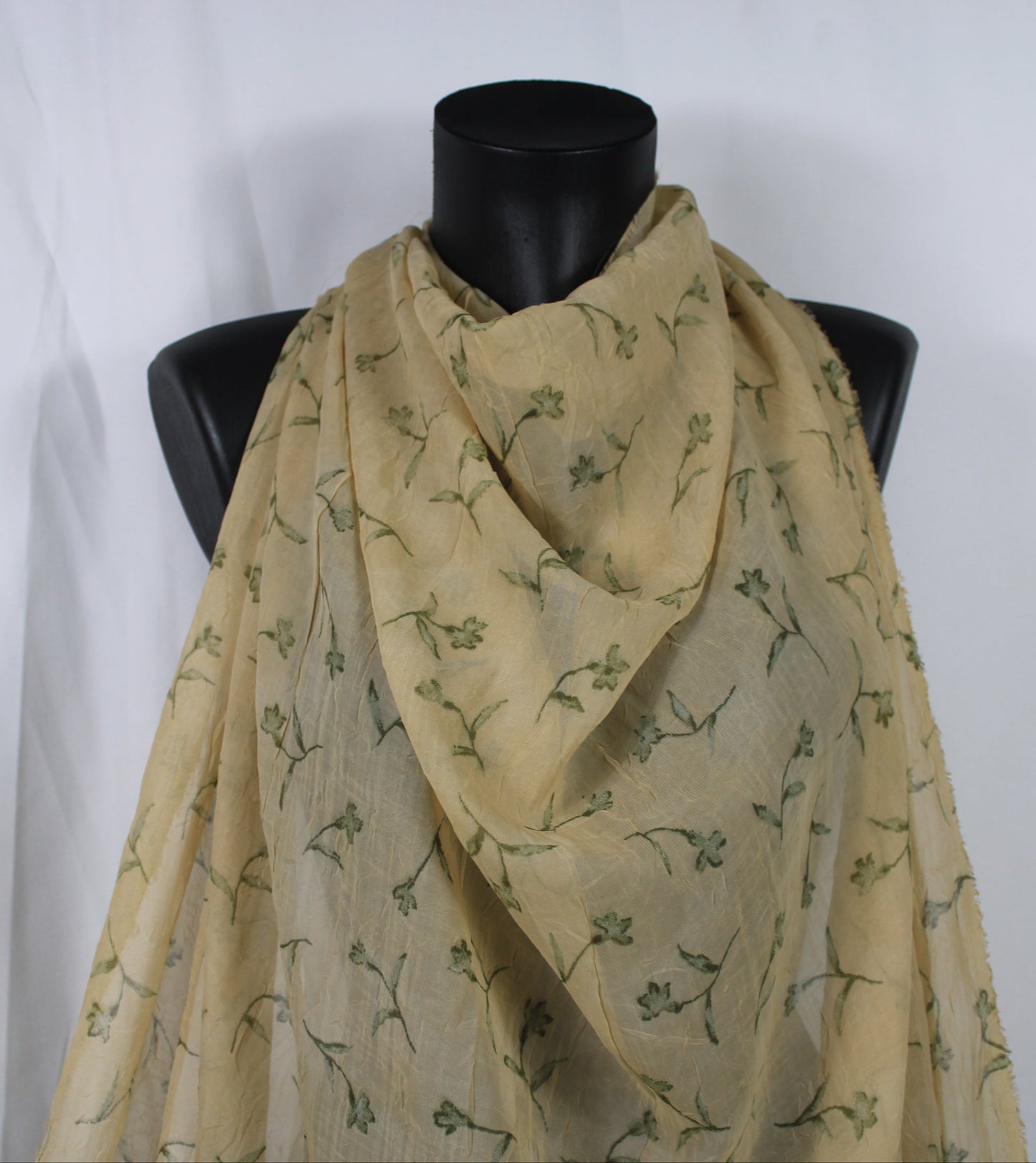 Tissu crêpon  - imprimé fleuri vintage - ton beige et vert - photo 4/5 | So Tissus