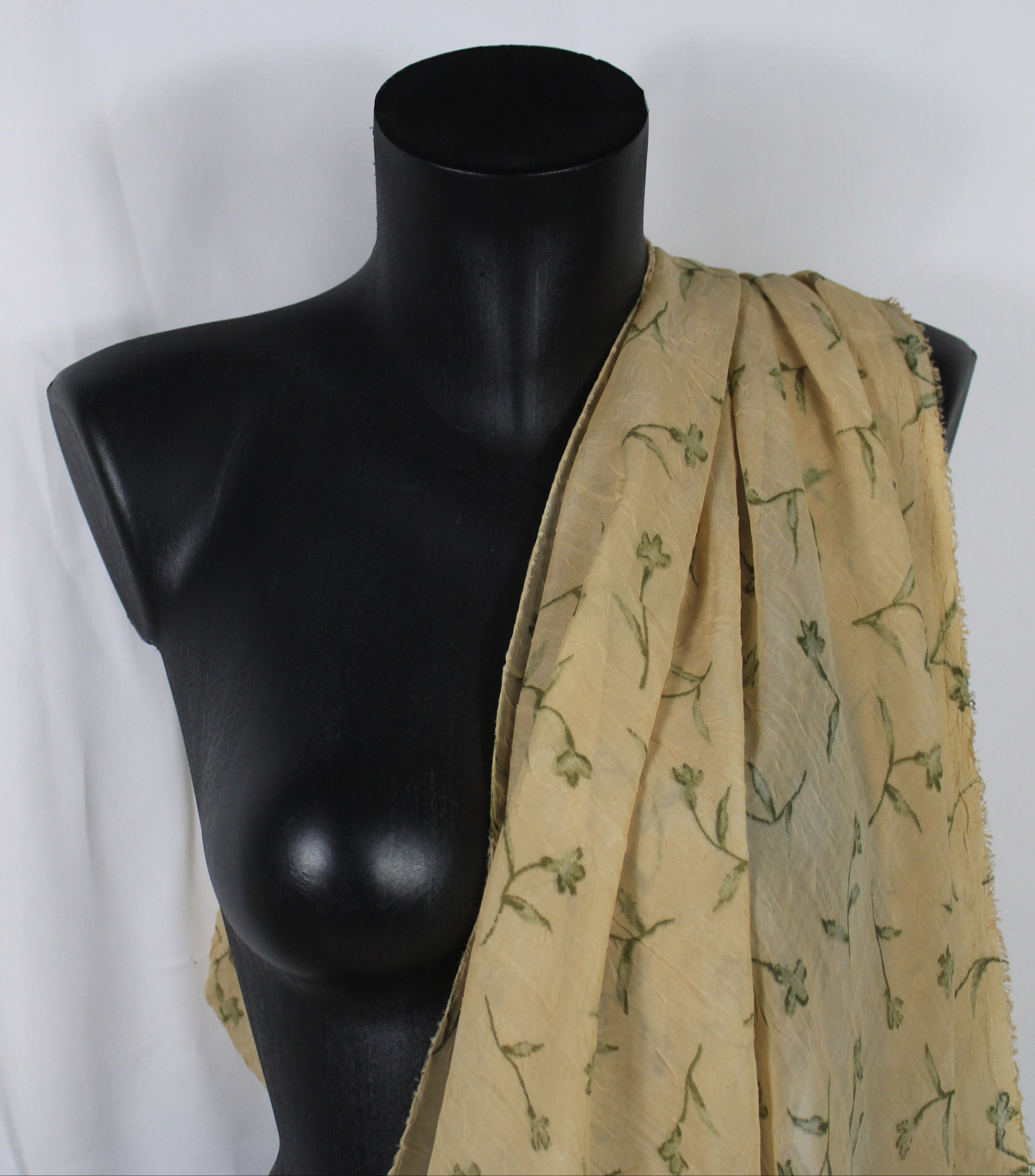 Tissu crêpon  - imprimé fleuri vintage - ton beige et vert - photo 3/5 | So Tissus