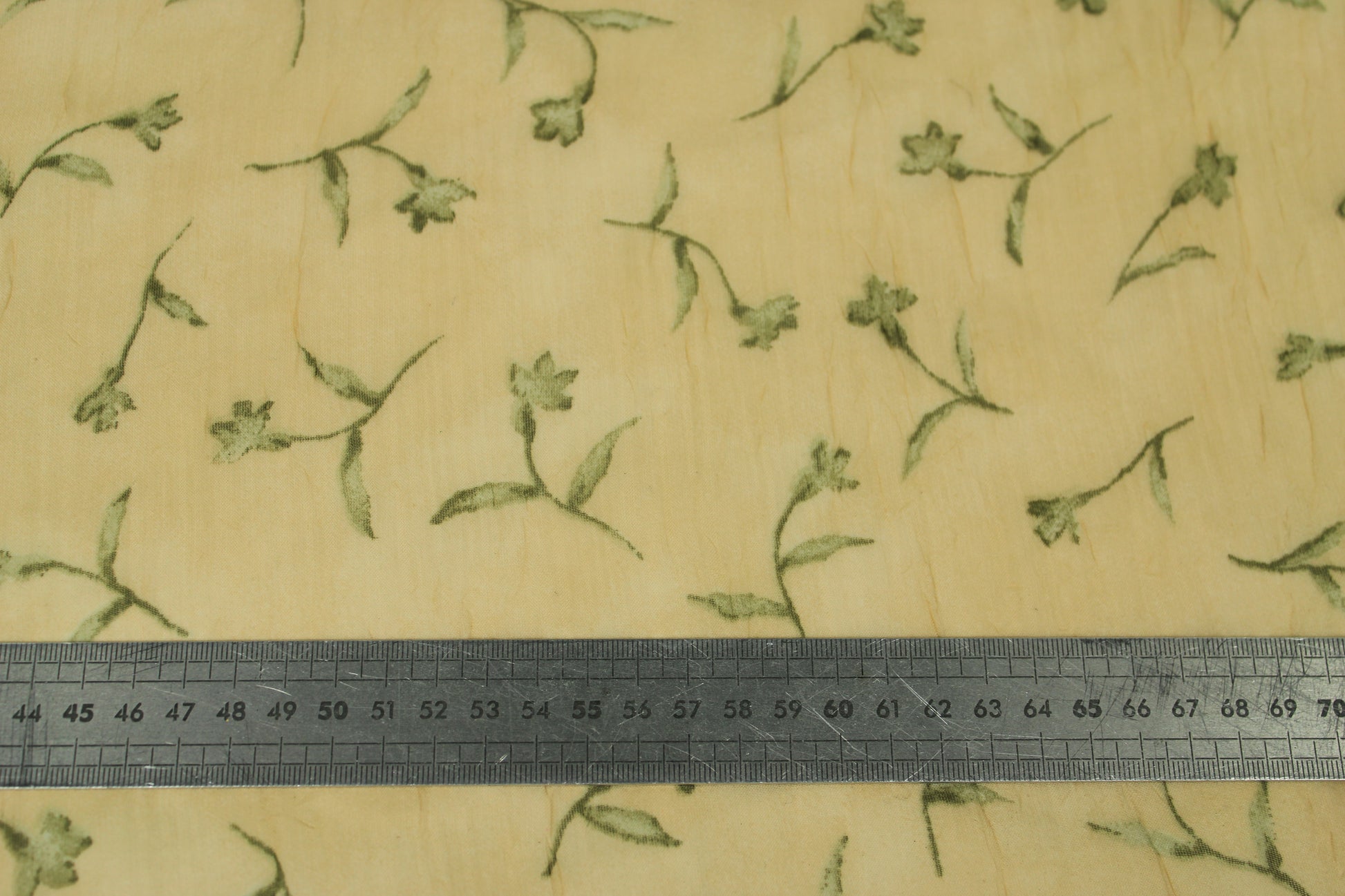 Tissu crêpon  - imprimé fleuri vintage - ton beige et vert - photo 5/5 | So Tissus