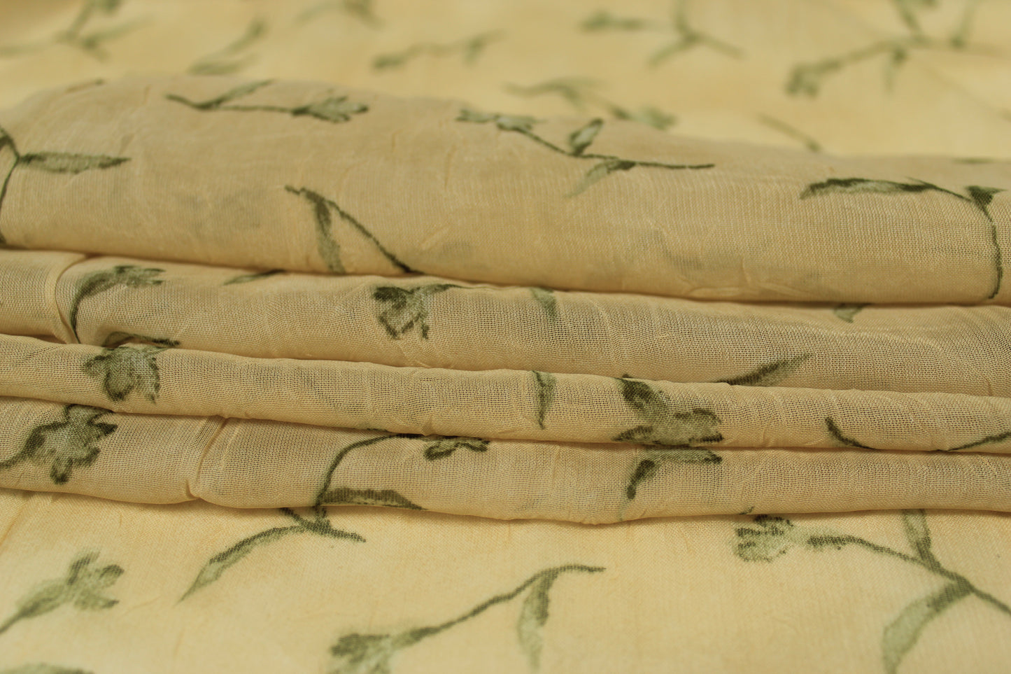 Tissu crêpon  - imprimé fleuri vintage - ton beige et vert - photo 2/5 | So Tissus