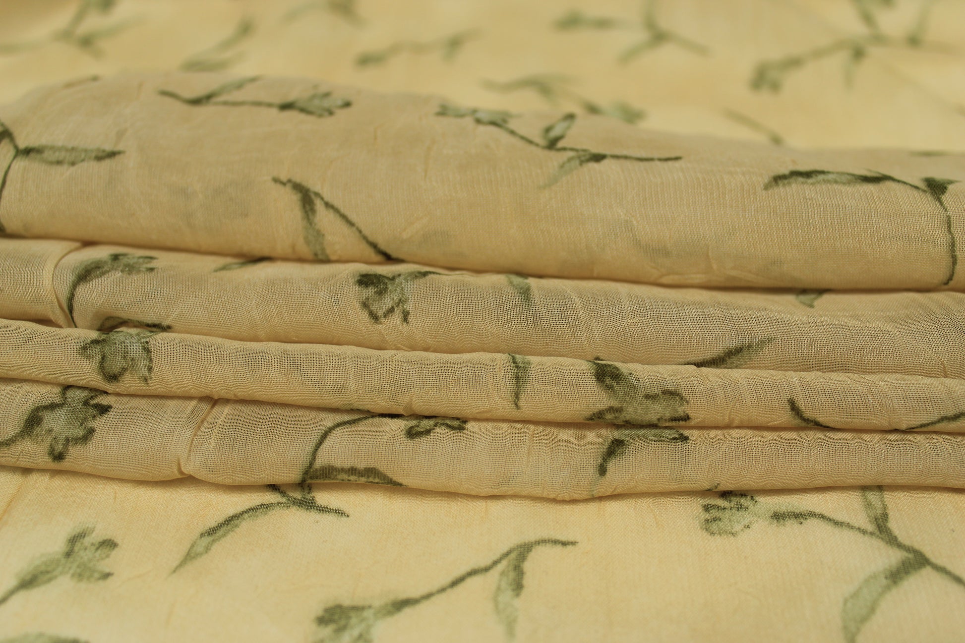 Tissu crêpon  - imprimé fleuri vintage - ton beige et vert - photo 2/5 | So Tissus