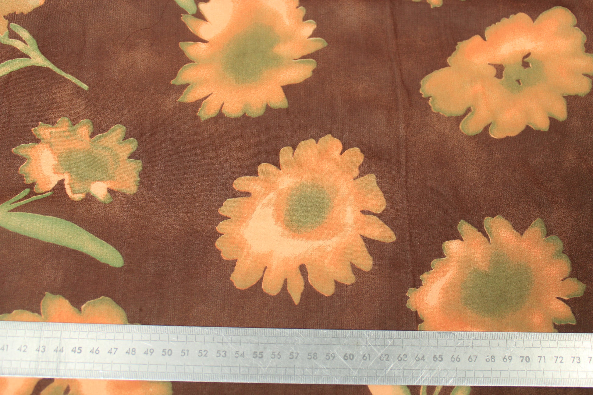 Tissu crêpe georgette  - imprimé fleurs vintages - ton marron et saumon - photo 5/5 | So Tissus