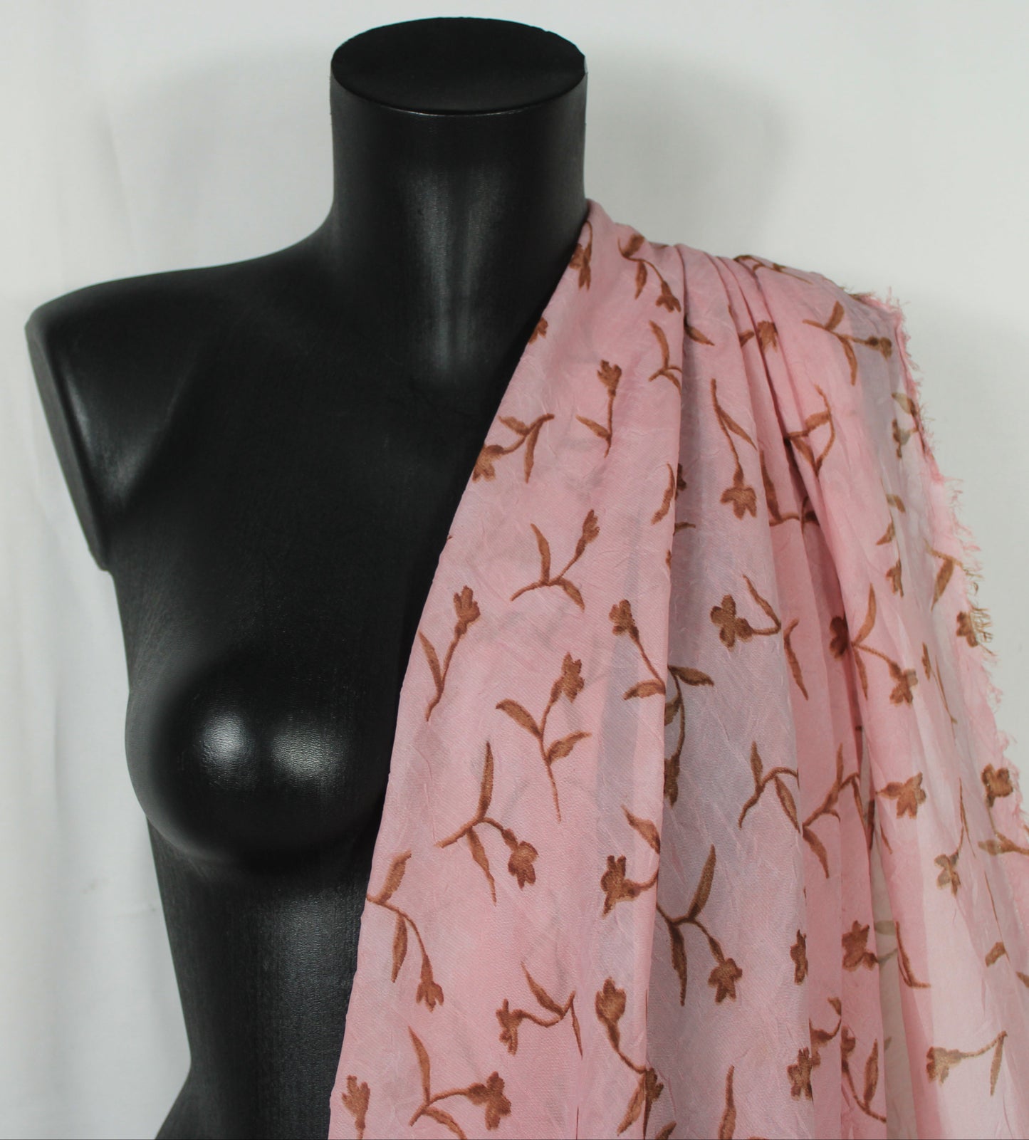 Tissu crêpon  - imprimé fleuri vintage - ton rose pâle et marron - photo 4/5 | So Tissus