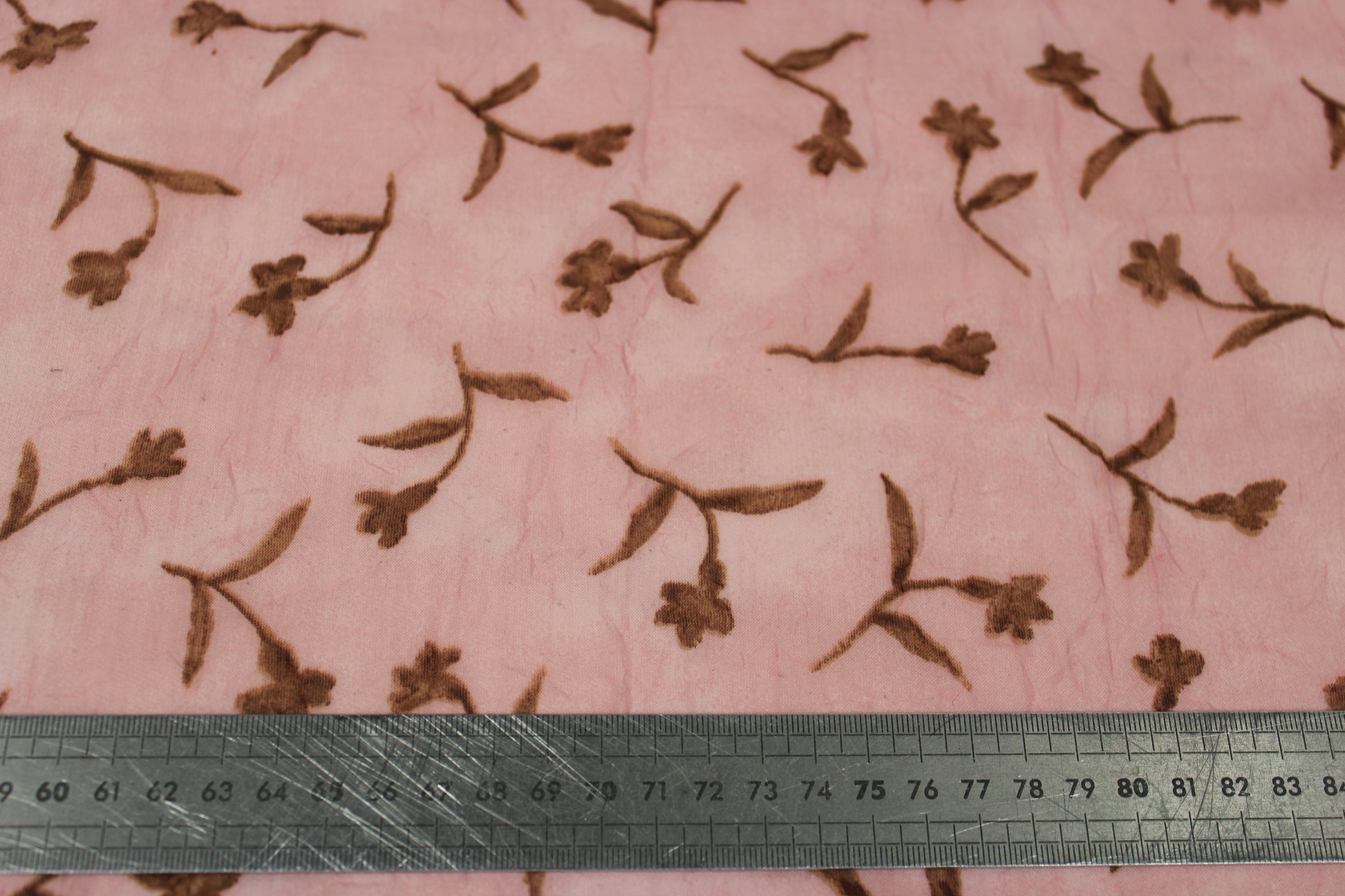 Tissu crêpon  - imprimé fleuri vintage - ton rose pâle et marron - photo 5/5 | So Tissus
