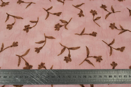 Tissu crêpon  - imprimé fleuri vintage - ton rose pâle et marron - photo 5/5 | So Tissus