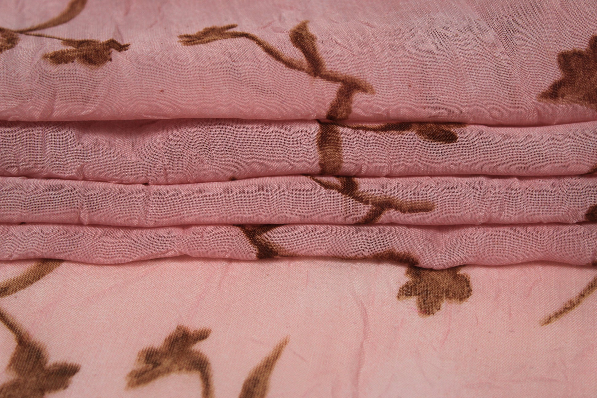 Tissu crêpon  - imprimé fleuri vintage - ton rose pâle et marron - photo 2/5 | So Tissus