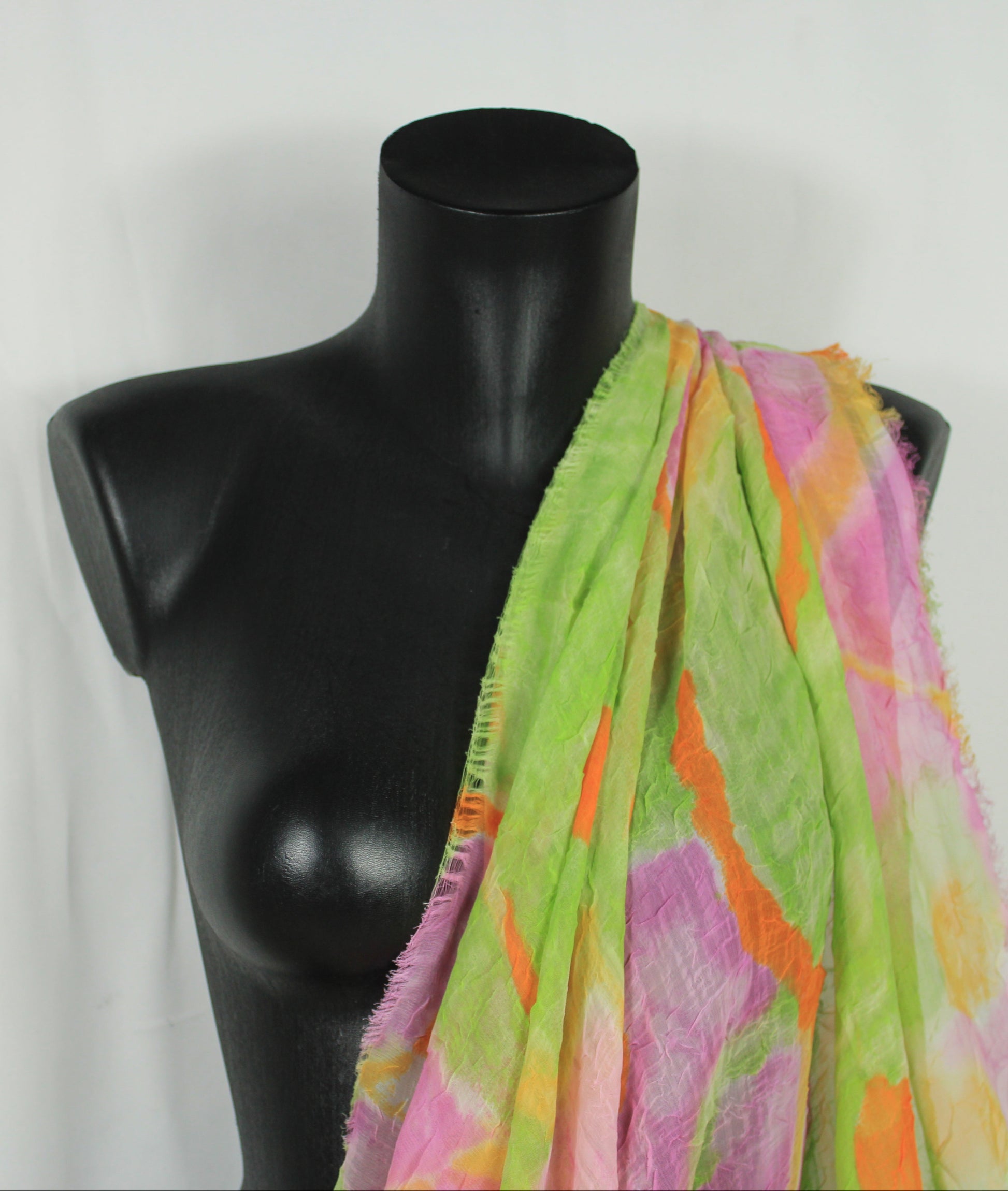 Tissu crêpon  - imprimé vintage - ton vert rose et orange - photo 4/5 | So Tissus