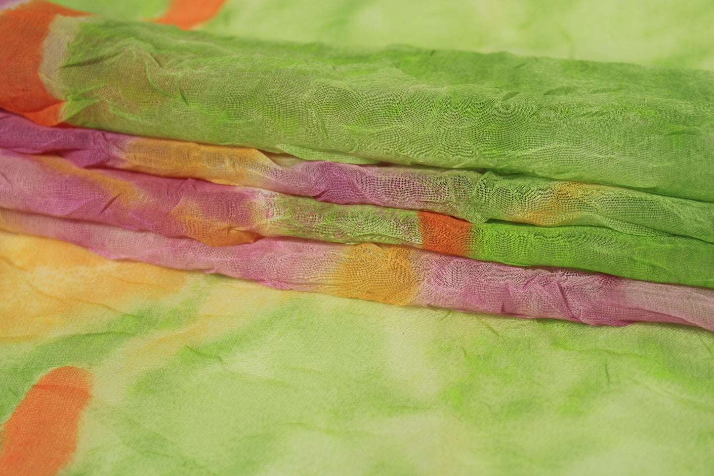 Tissu crêpon  - imprimé vintage - ton vert rose et orange - photo 2/5 | So Tissus