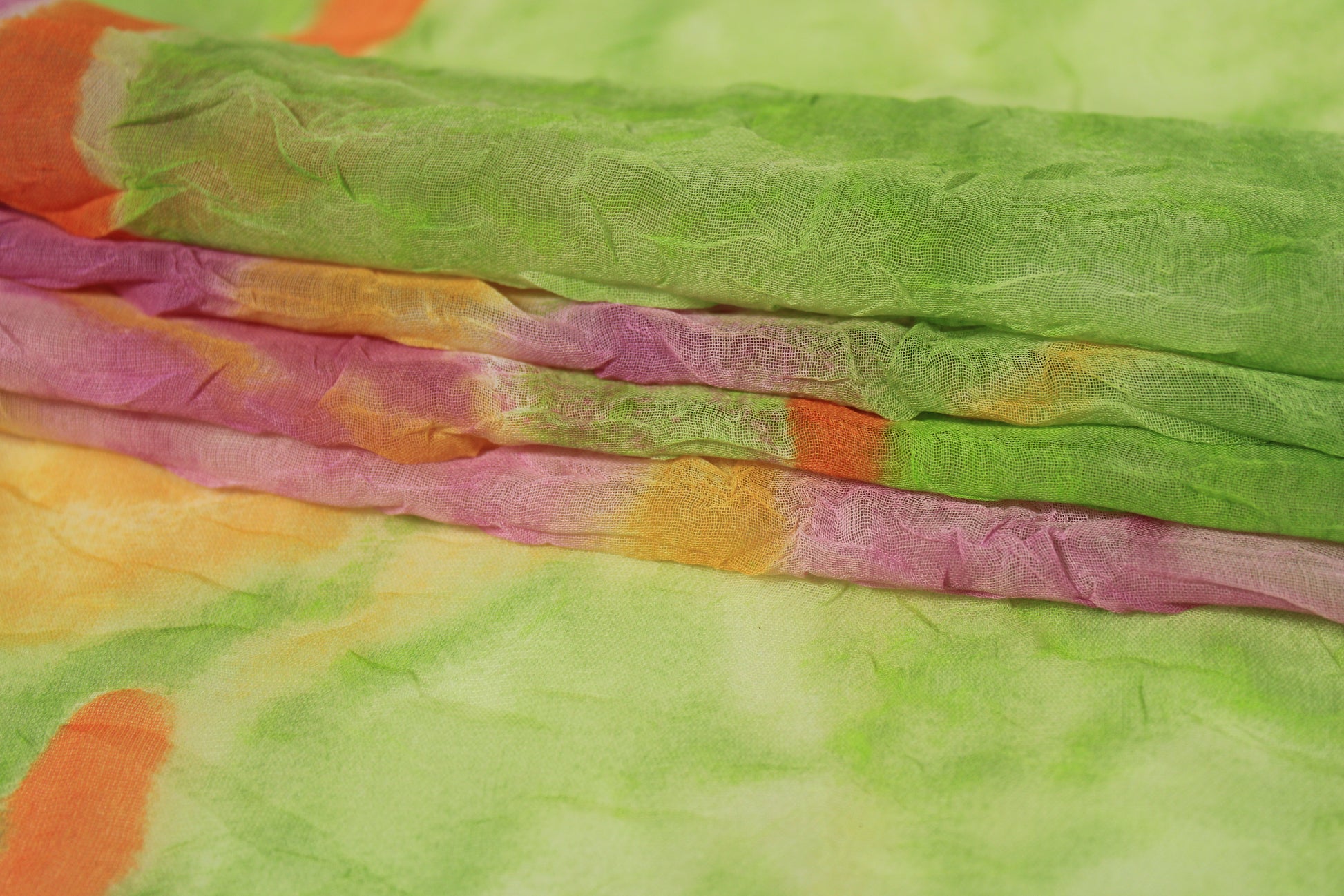 Tissu crêpon  - imprimé vintage - ton vert rose et orange - photo 2/5 | So Tissus