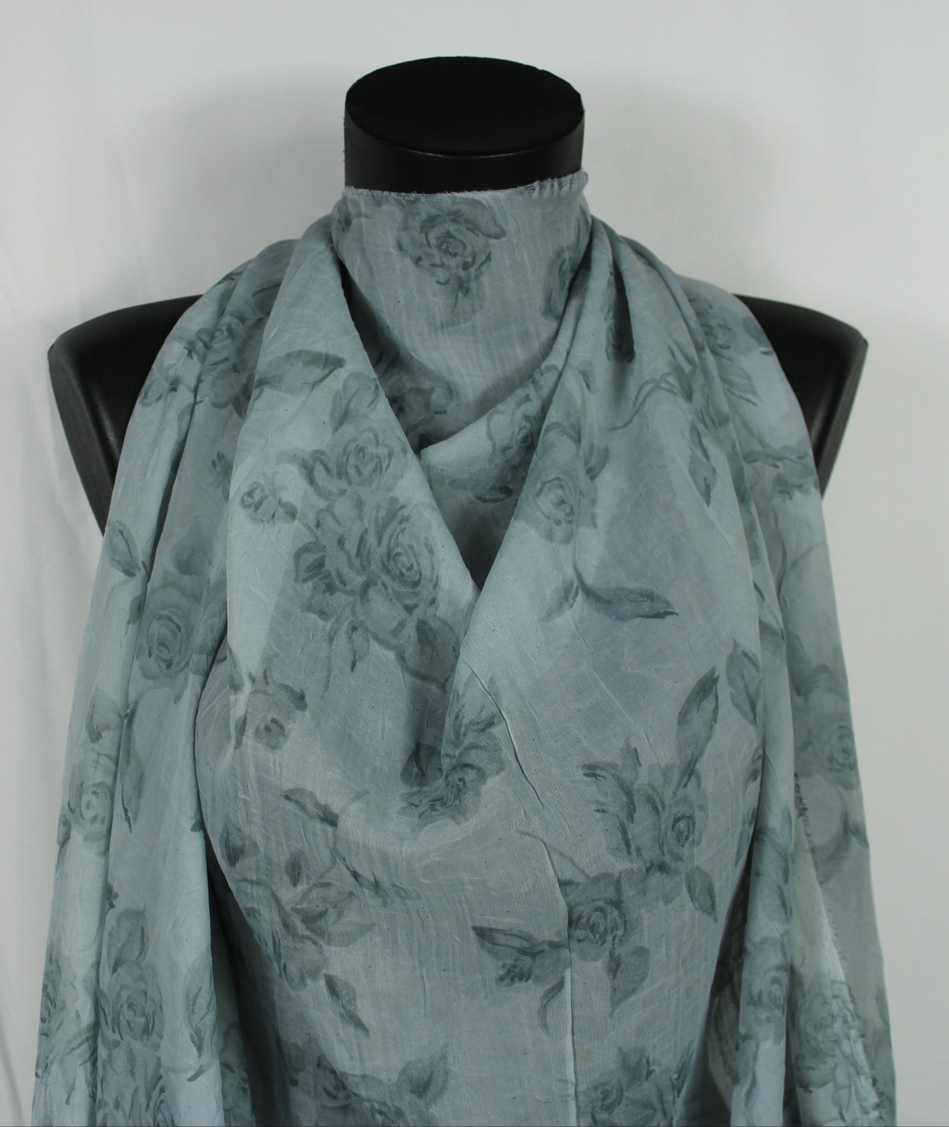 Tissu crêpon  - imprimé fleurs vintages - ton gris bleu - photo 2/5 | So Tissus