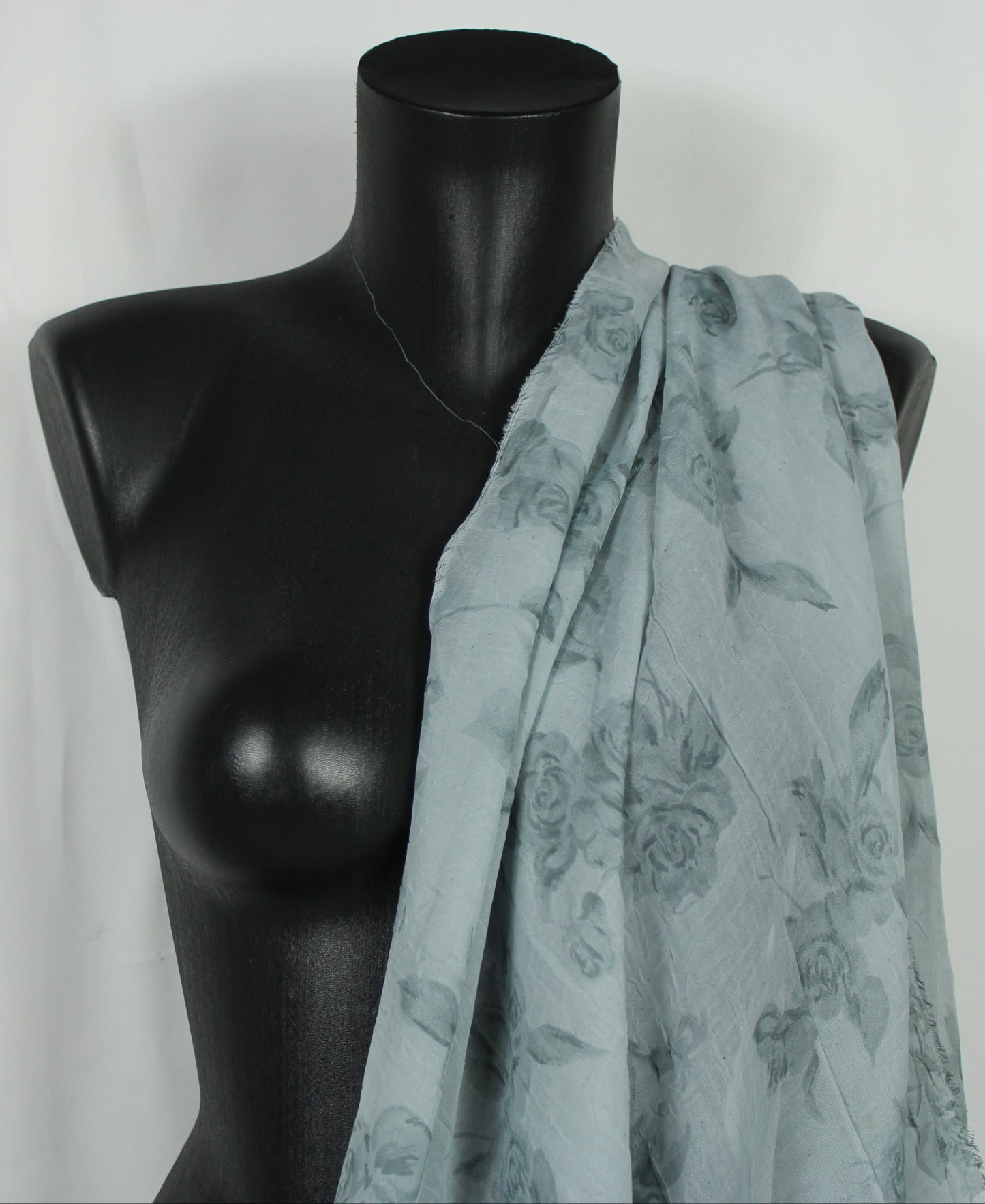 Tissu crêpon  - imprimé fleurs vintages - ton gris bleu - photo 4/5 | So Tissus
