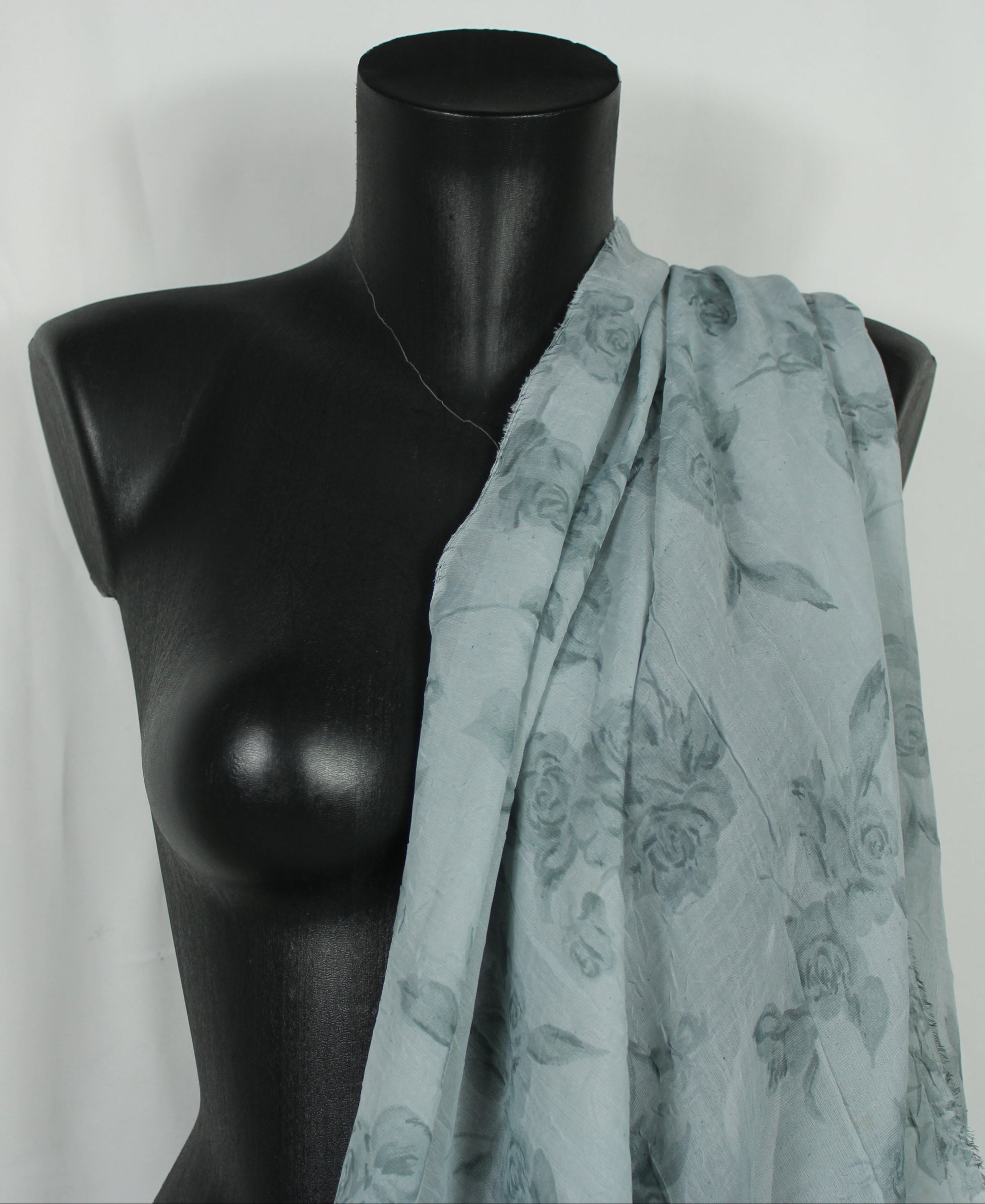Tissu crêpon  - imprimé fleurs vintages - ton gris bleu - photo 4/5 | So Tissus