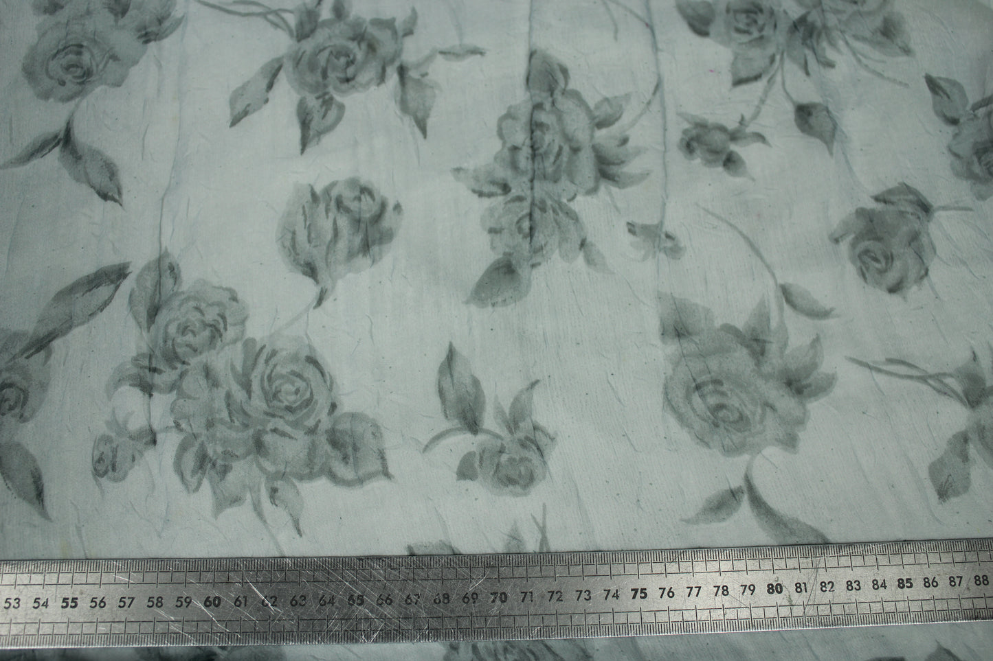 Tissu crêpon  - imprimé fleurs vintages - ton gris bleu - photo 5/5 | So Tissus