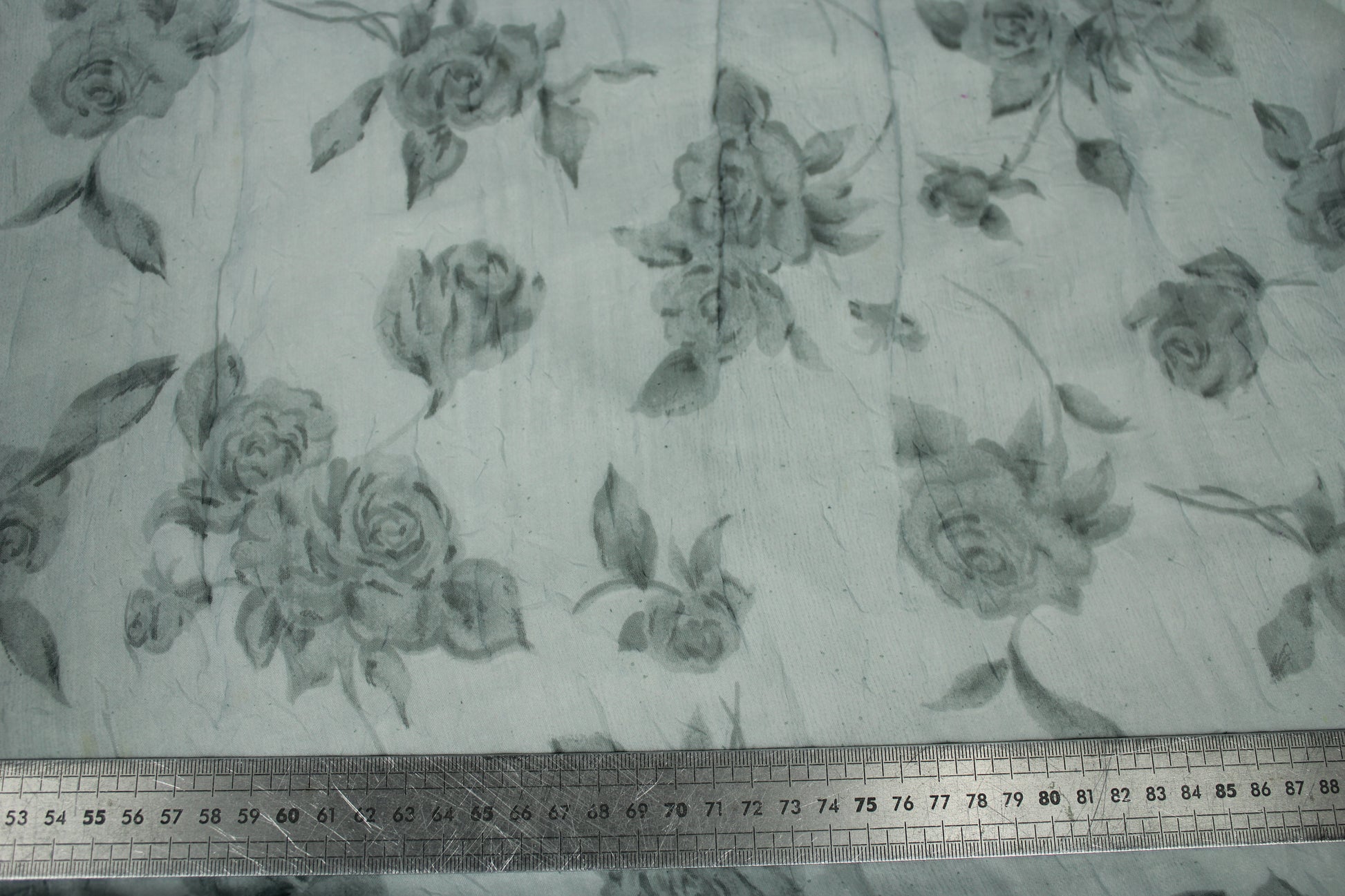 Tissu crêpon  - imprimé fleurs vintages - ton gris bleu - photo 5/5 | So Tissus