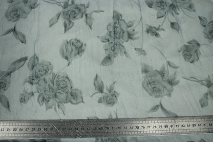 Tissu crêpon  - imprimé fleurs vintages - ton gris bleu - photo 5/5 | So Tissus