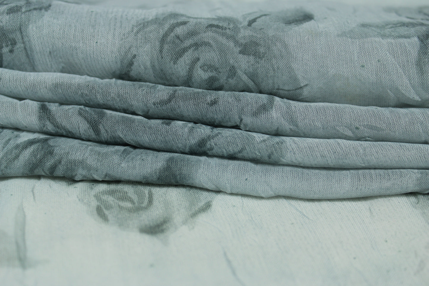 Tissu crêpon  - imprimé fleurs vintages - ton gris bleu - photo 3/5 | So Tissus
