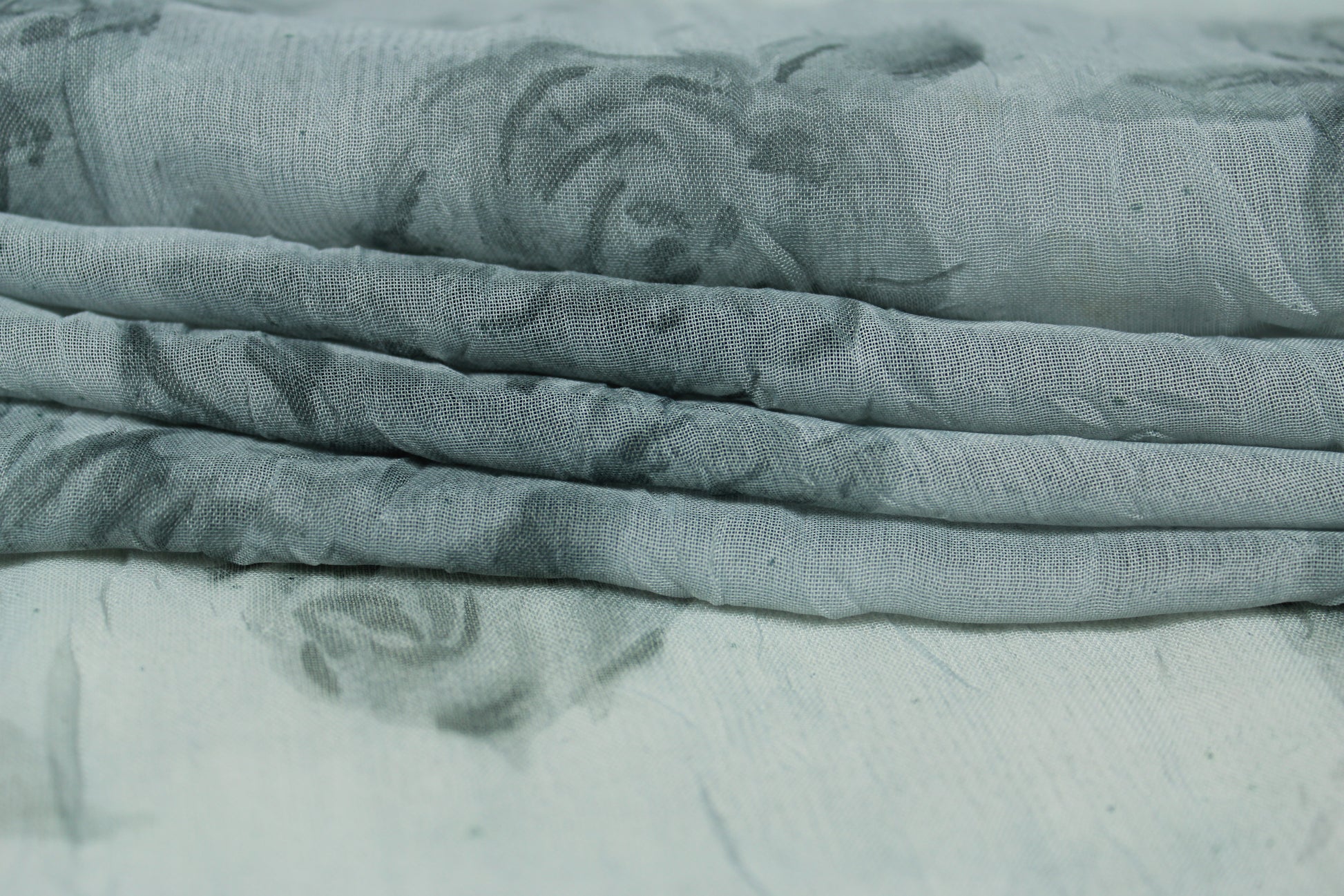 Tissu crêpon  - imprimé fleurs vintages - ton gris bleu - photo 3/5 | So Tissus