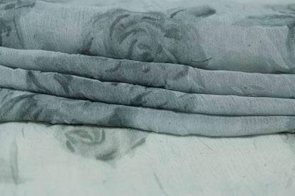 Tissu crêpon  - imprimé fleurs vintages - ton gris bleu - photo 3/5 | So Tissus