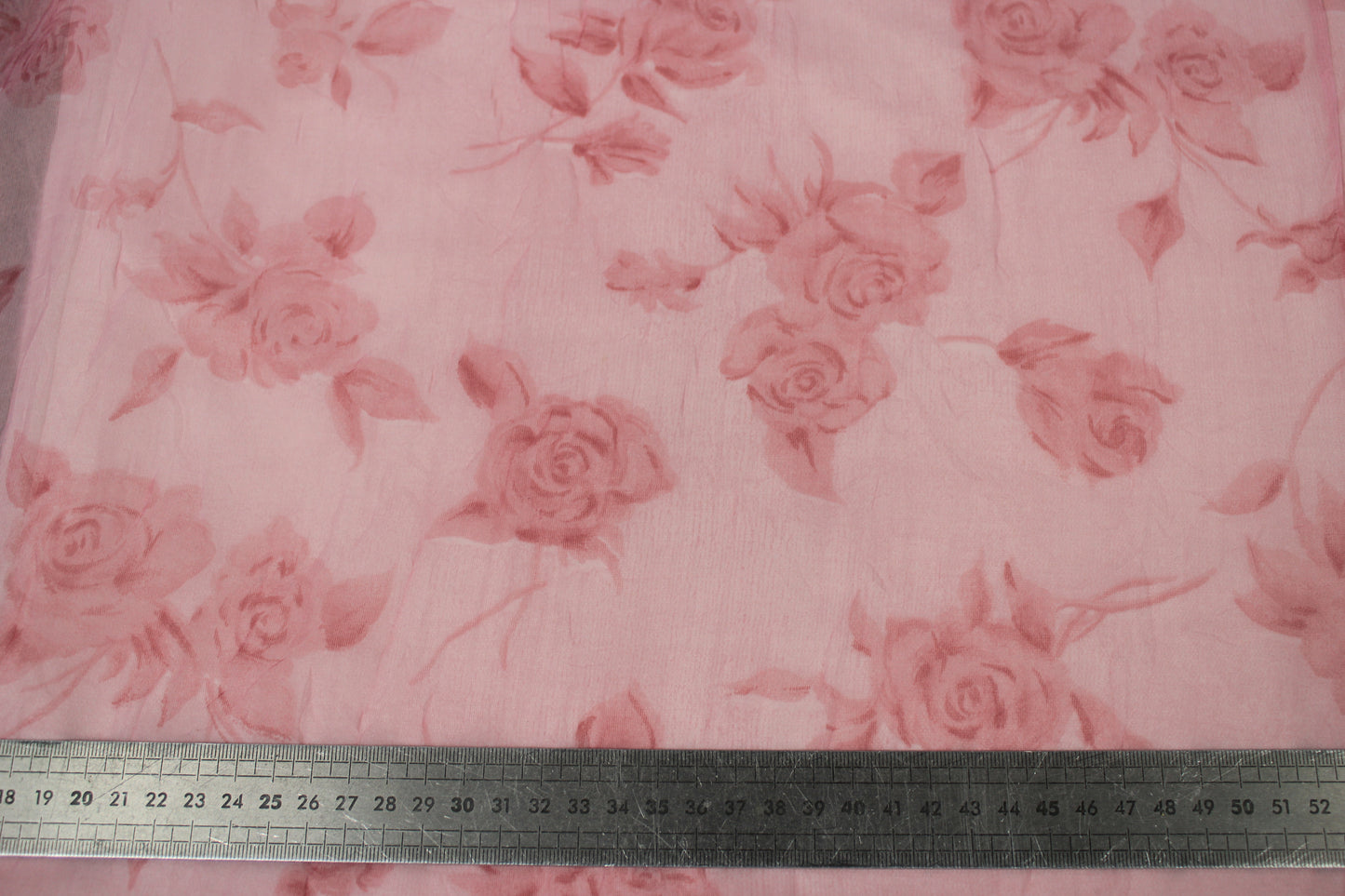 Tissu crêpon  - imprimé fleurs vintages - ton rose - photo 5/5 | So Tissus