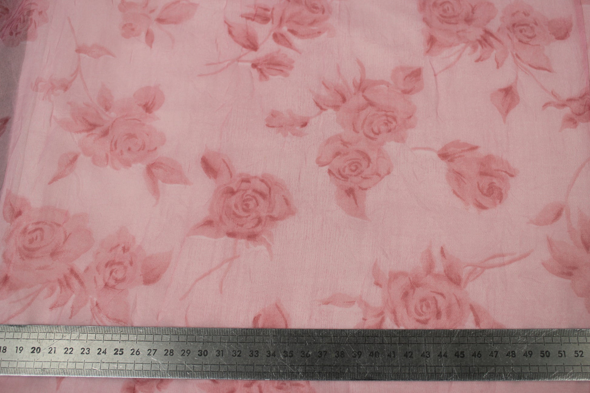 Tissu crêpon  - imprimé fleurs vintages - ton rose - photo 5/5 | So Tissus