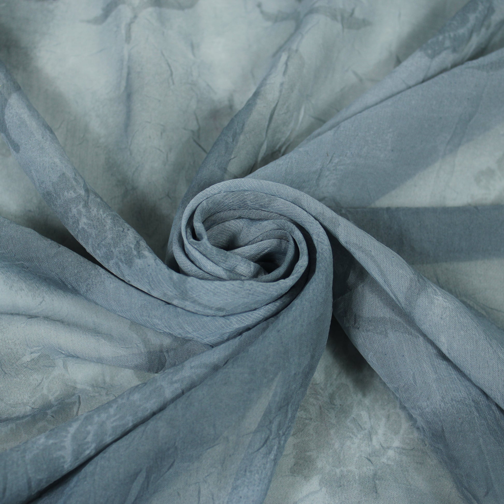 Tissu crêpon  - imprimé fleurs vintages - ton gris perle - photo 1/5 | So Tissus