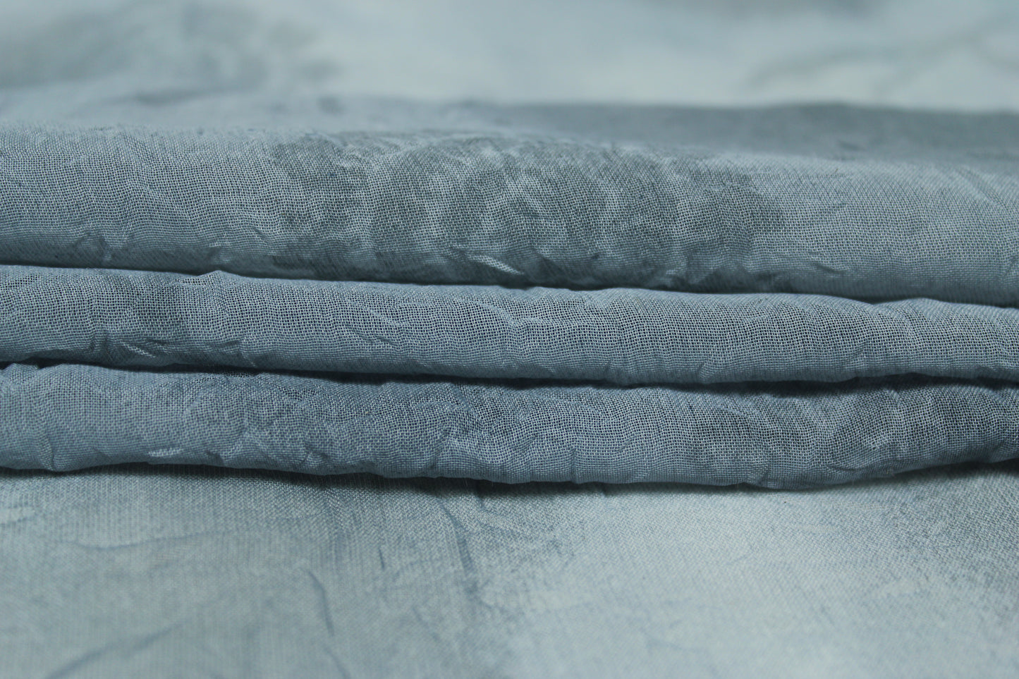 Tissu crêpon  - imprimé fleurs vintages - ton gris perle - photo 2/5 | So Tissus