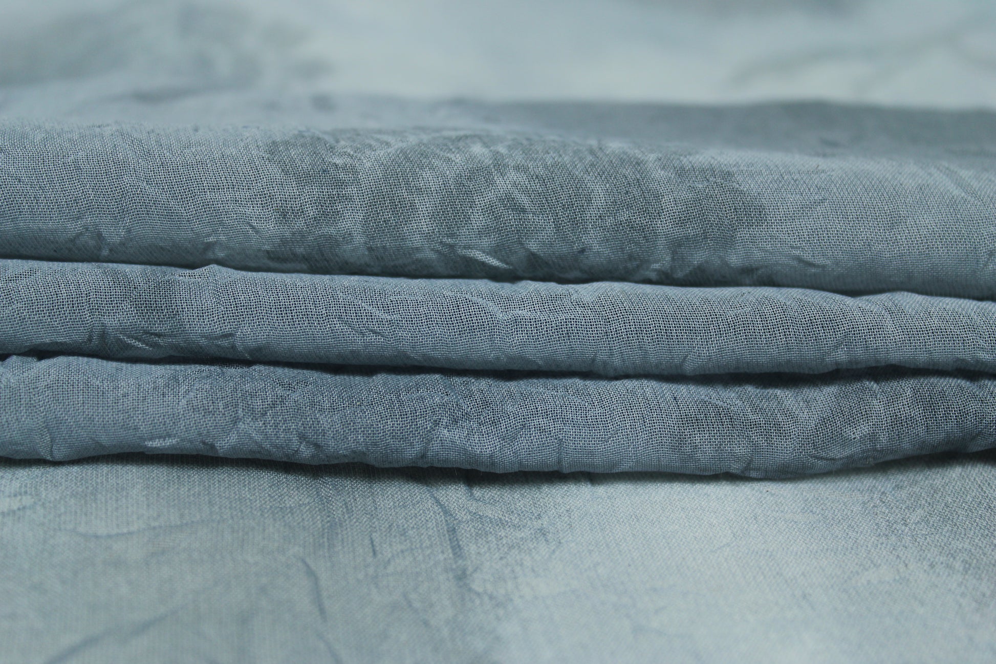 Tissu crêpon  - imprimé fleurs vintages - ton gris perle - photo 2/5 | So Tissus
