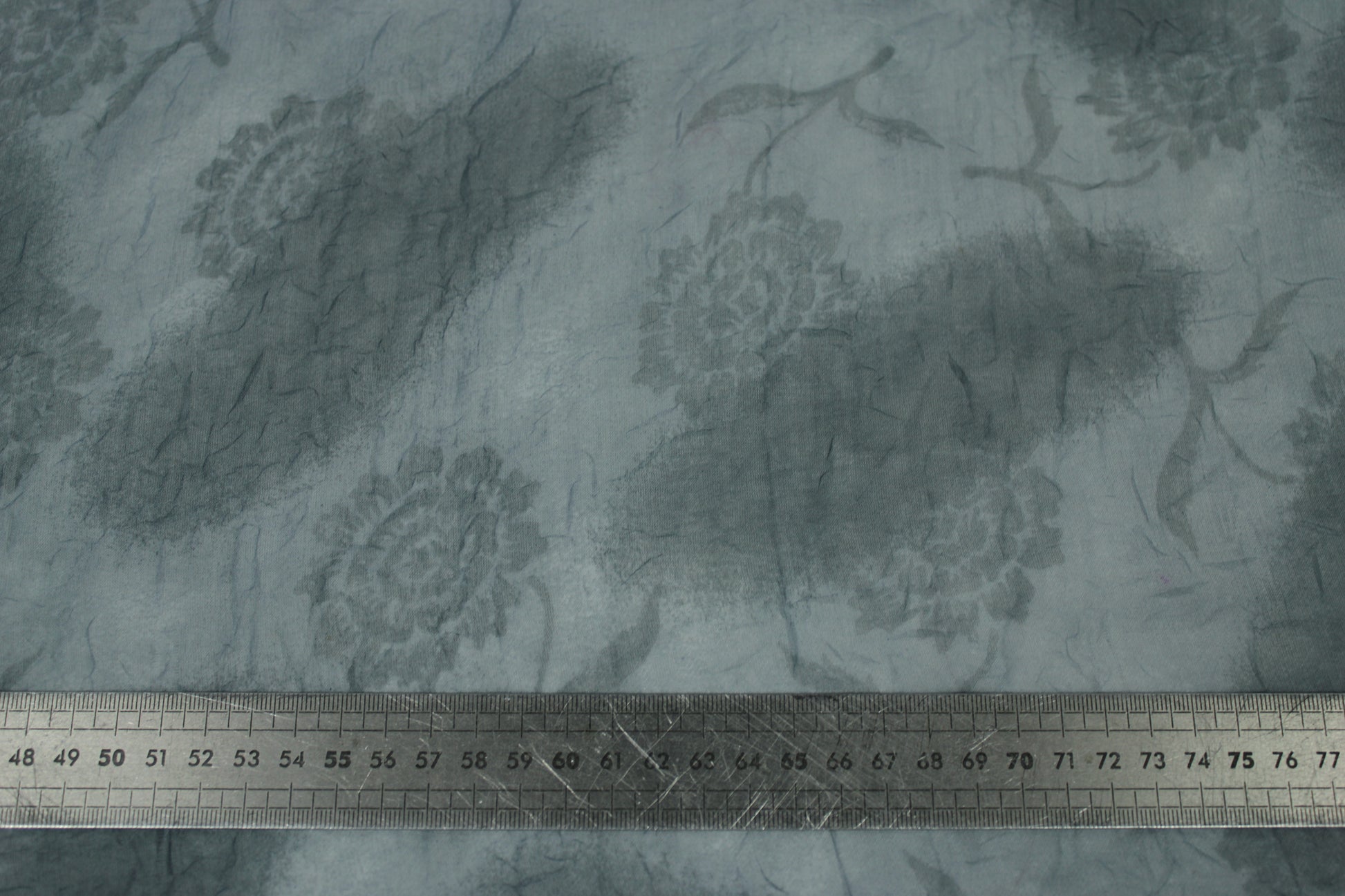 Tissu crêpon  - imprimé fleurs vintages - ton gris perle - photo 5/5 | So Tissus