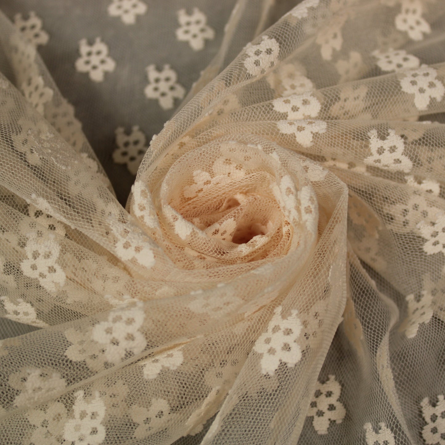 Tissu tulle brodé - motif fleuri - écru rosé - photo 1/6 | So Tissus