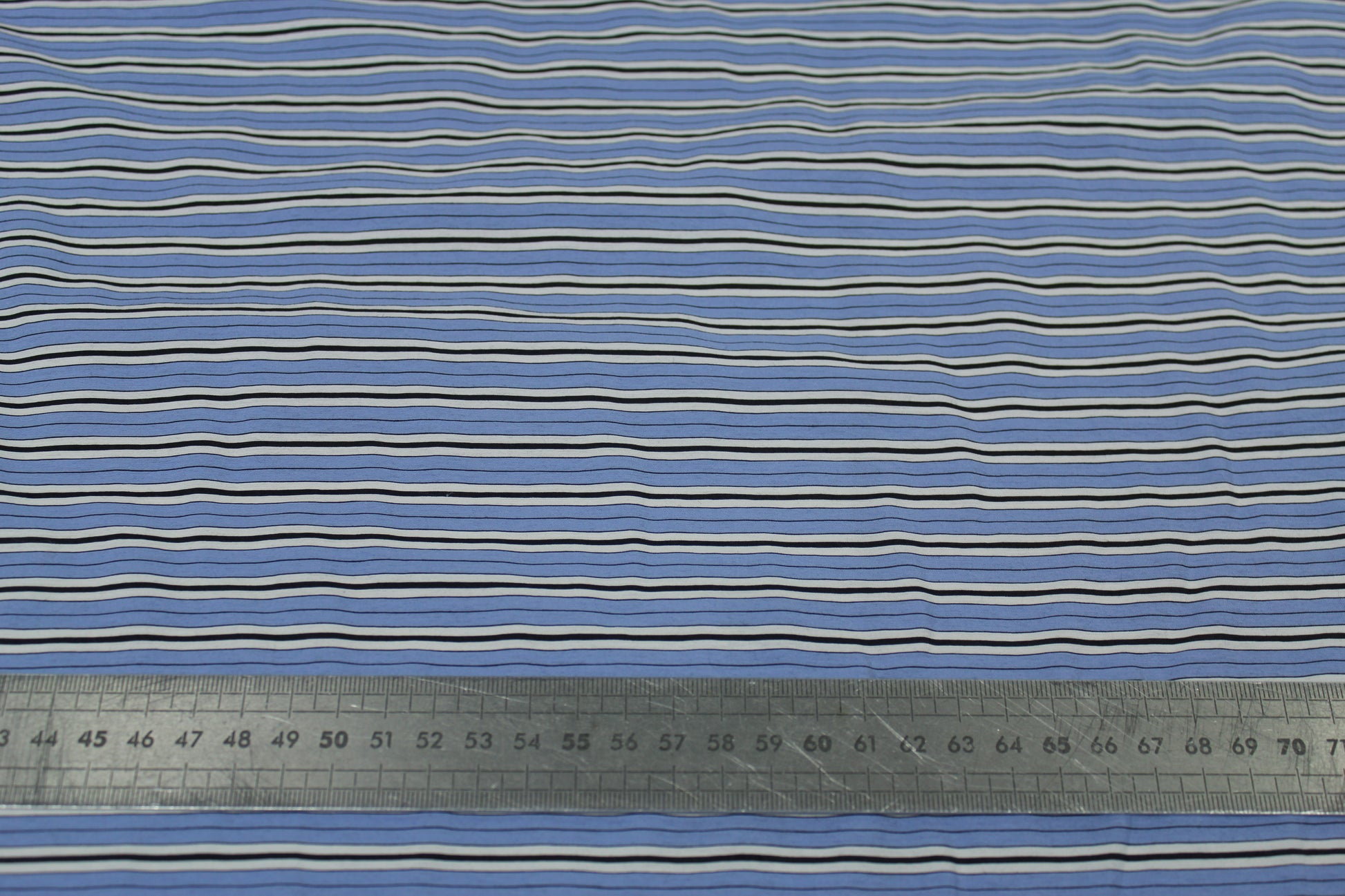 Tissu popeline coton prestige - à rayures - blanc, bleu ciel et noir - photo 4/5 | So Tissus
