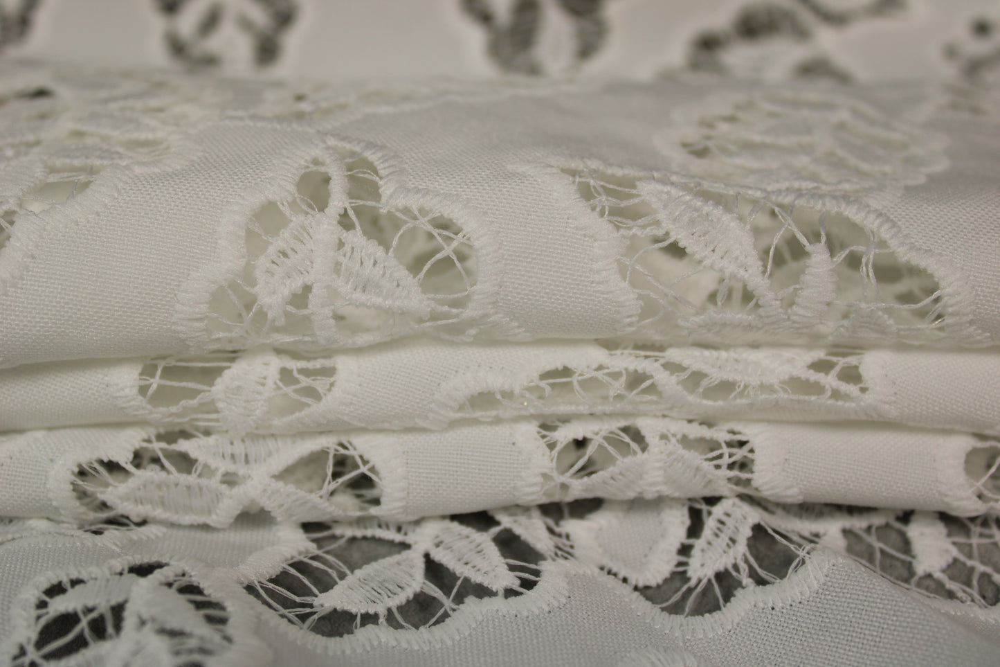Tissu broderie anglaise - motif fleuri - blanc - photo 4/5 | So Tissus