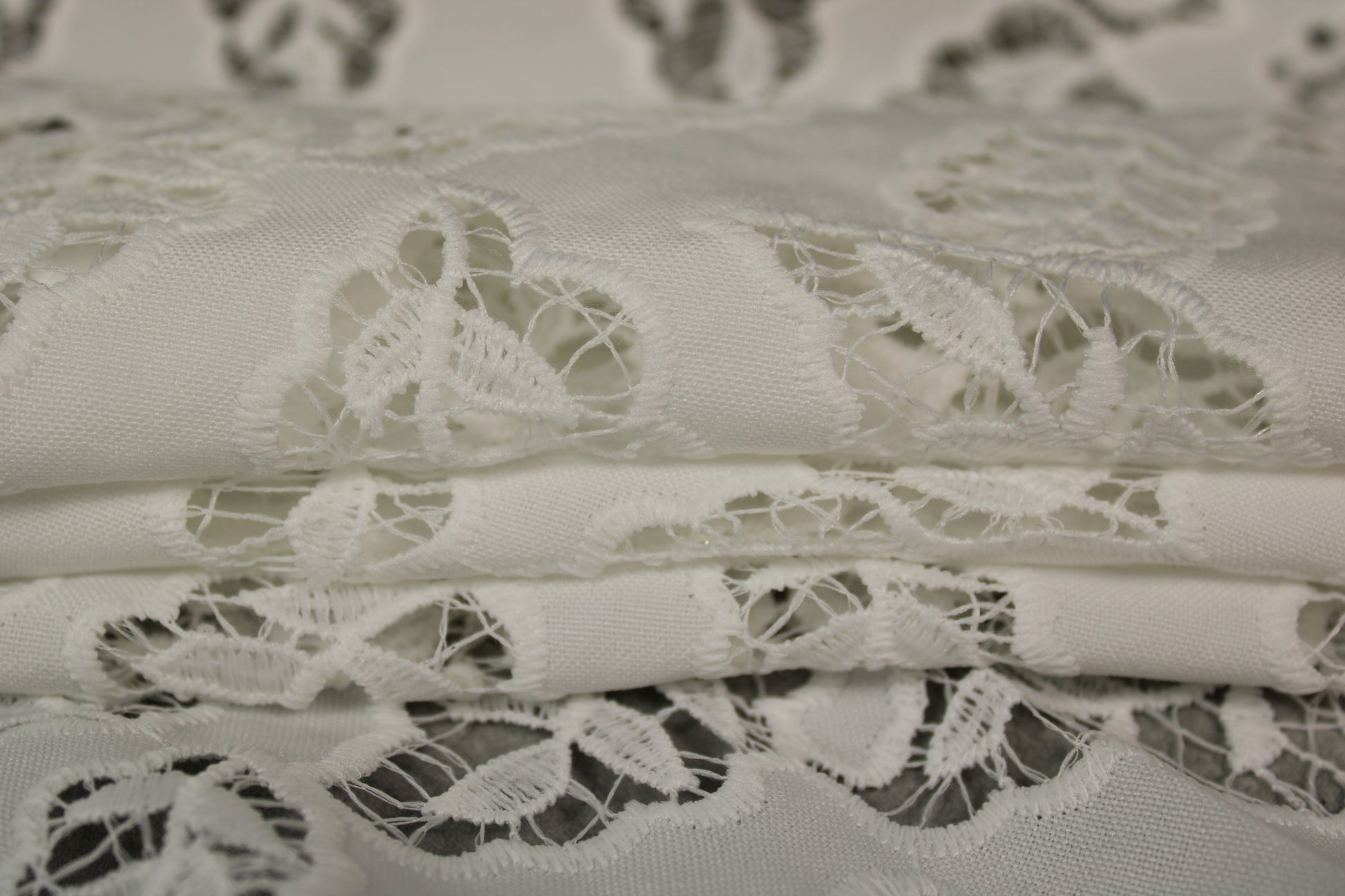Tissu broderie anglaise - motif fleuri - blanc - photo 4/5 | So Tissus
