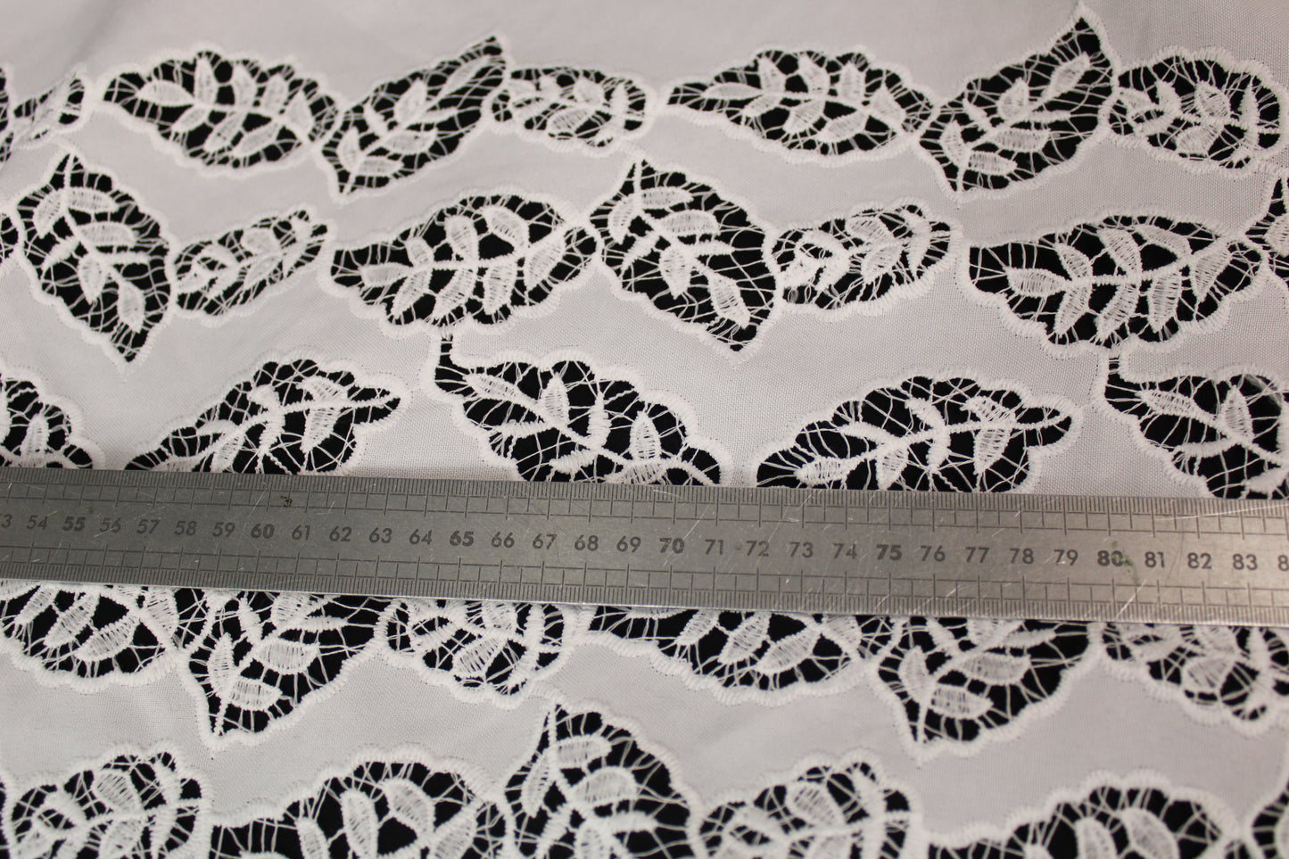 Tissu broderie anglaise - motif fleuri - blanc - photo 5/5 | So Tissus