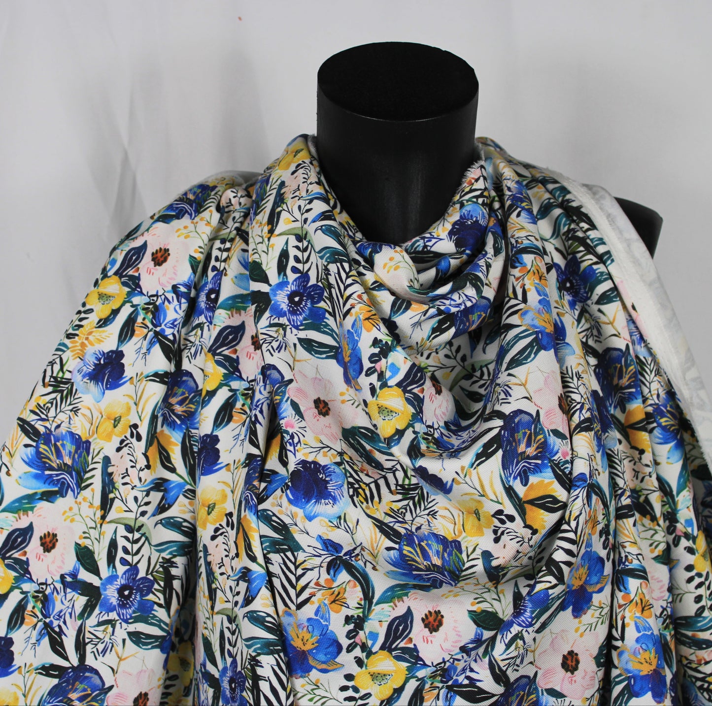 Tissu twill coton et lin - imprimé fleuri - ton bleu - photo 4/5 | So Tissus