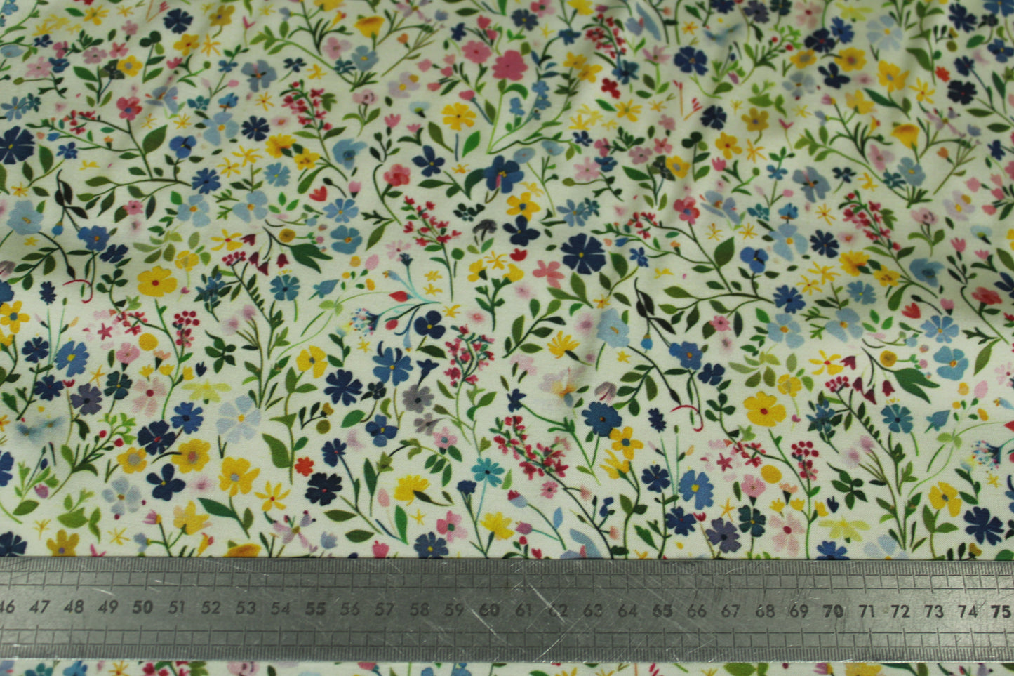 Tissu satin de viscose - imprimé petites fleurs - ton bleu et vert - photo 2/4 | So Tissus