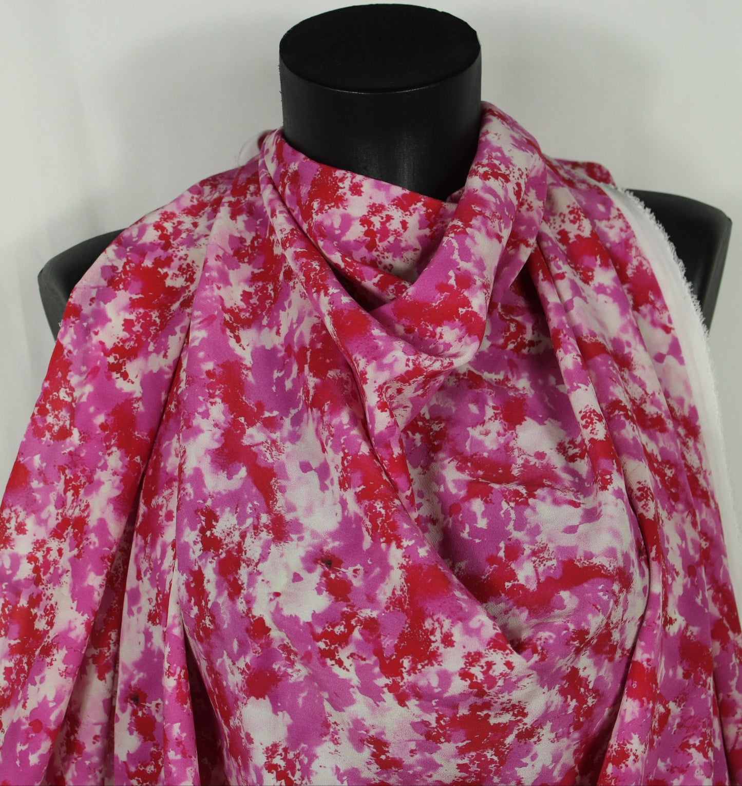Tissu crêpe de chine 100% soie - imprimé tacheté - ton rose et rouge - photo 4/5 | So Tissus