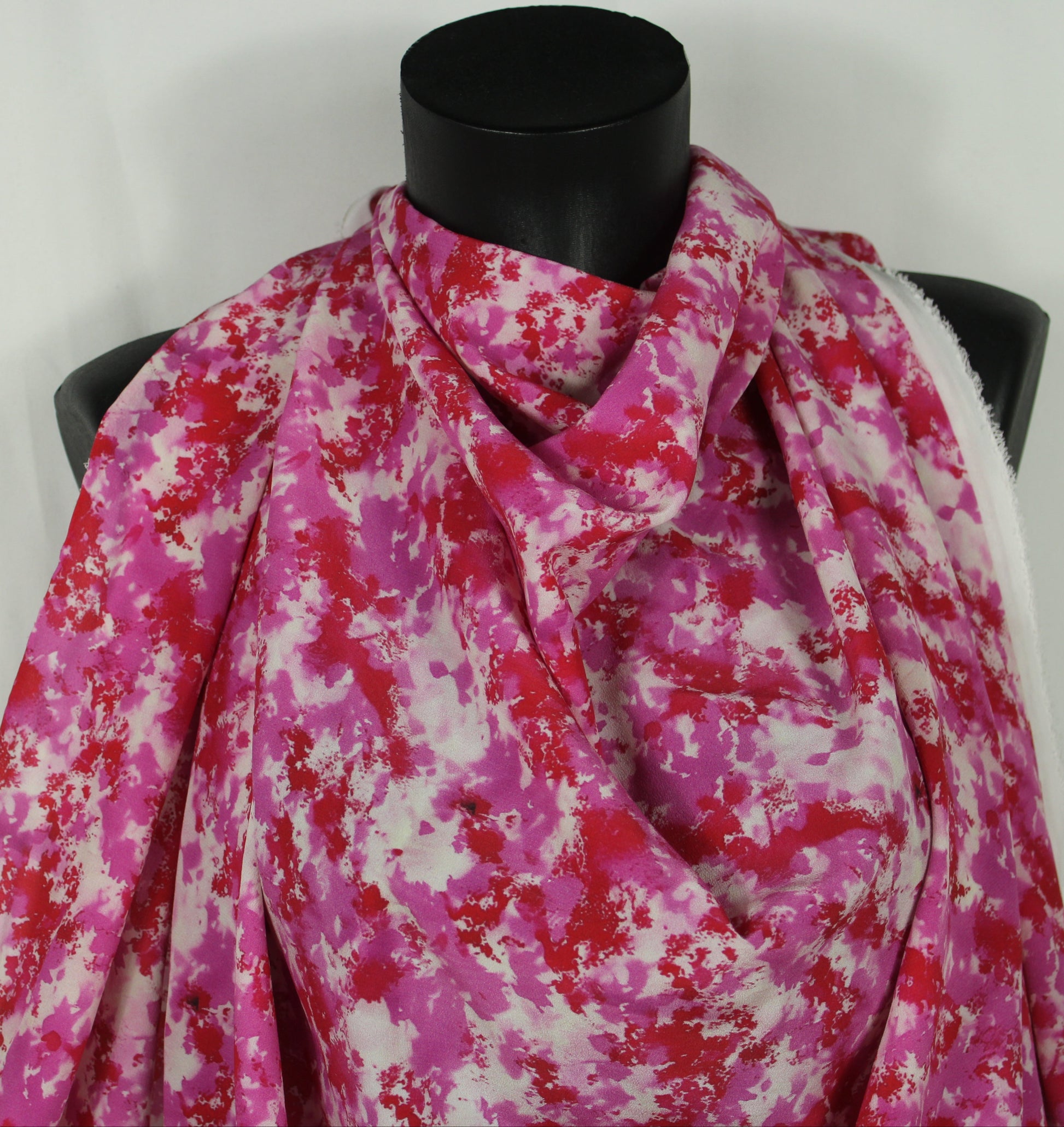 Tissu crêpe de chine 100% soie - imprimé tacheté - ton rose et rouge - photo 4/5 | So Tissus