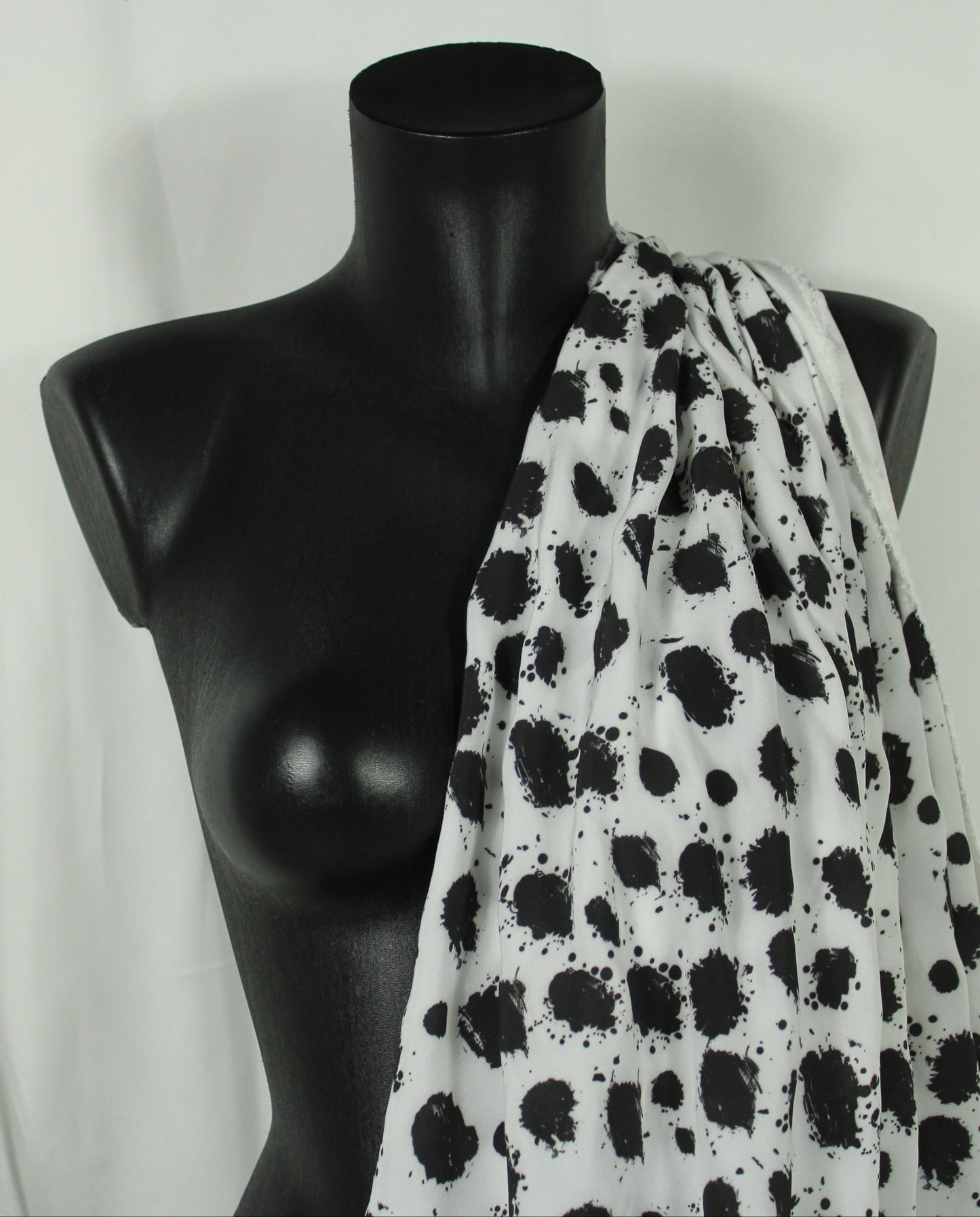 Tissu crêpe de chine 100% soie - imprimé à pois tacheté - noir et blanc - photo 5/5 | So Tissus