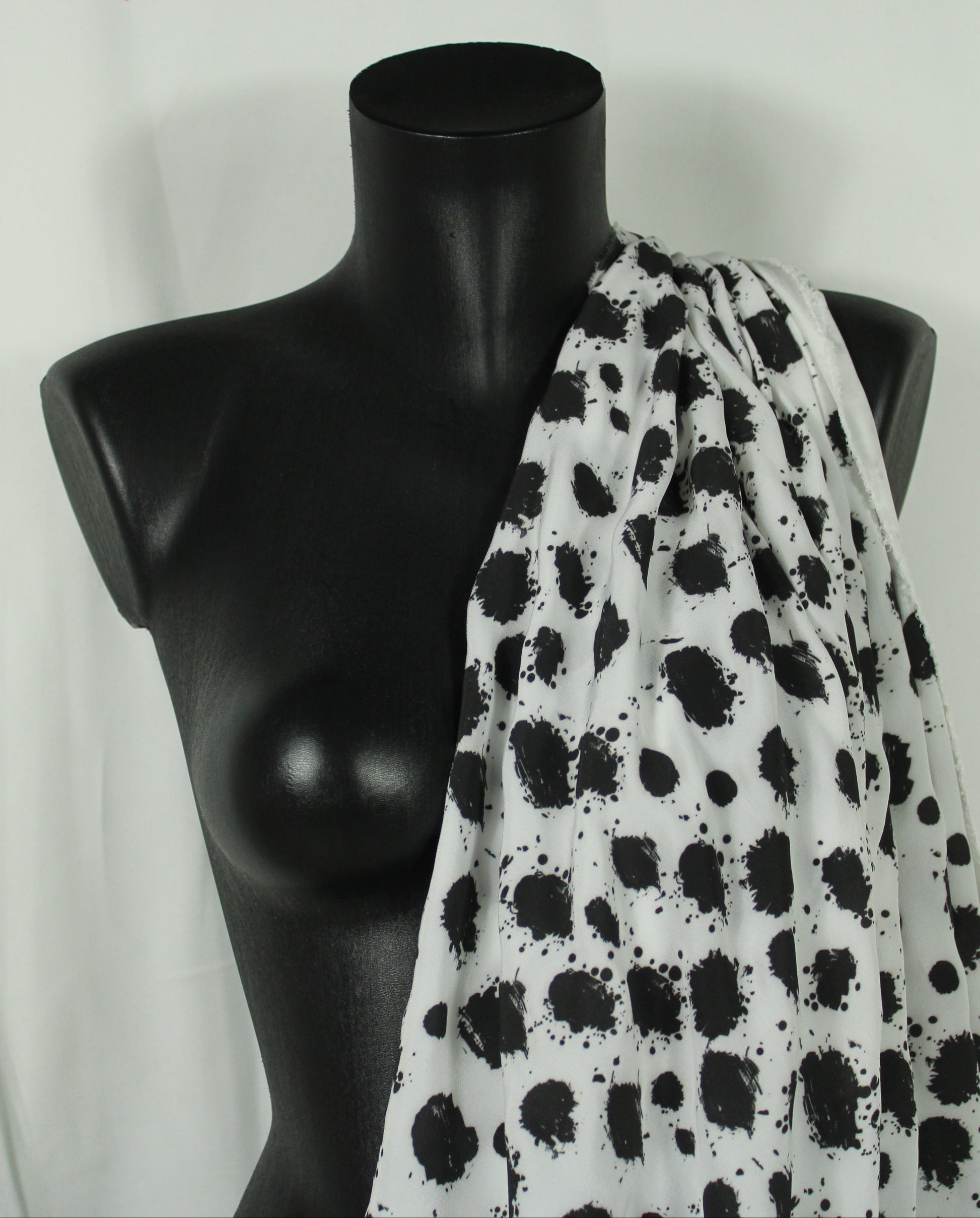 Tissu crêpe de chine 100% soie - imprimé à pois tacheté - noir et blanc - photo 5/5 | So Tissus