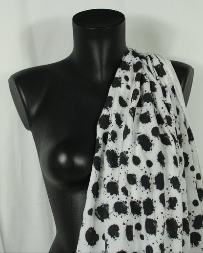 Tissu crêpe de chine 100% soie - imprimé à pois tacheté - noir et blanc - photo 5/5 | So Tissus