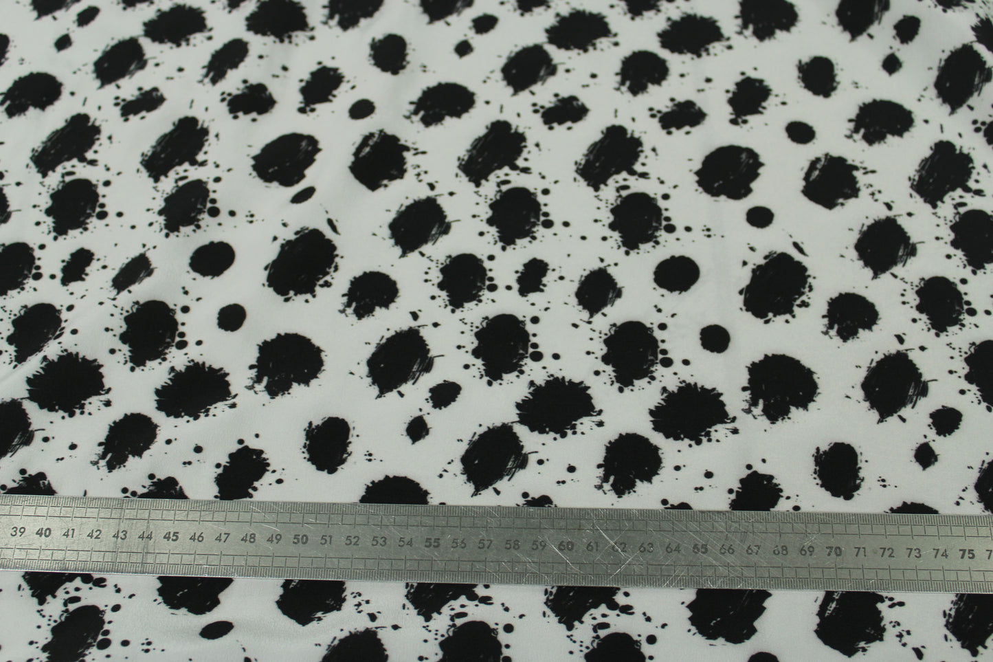 Tissu crêpe de chine 100% soie - imprimé à pois tacheté - noir et blanc - photo 3/5 | So Tissus
