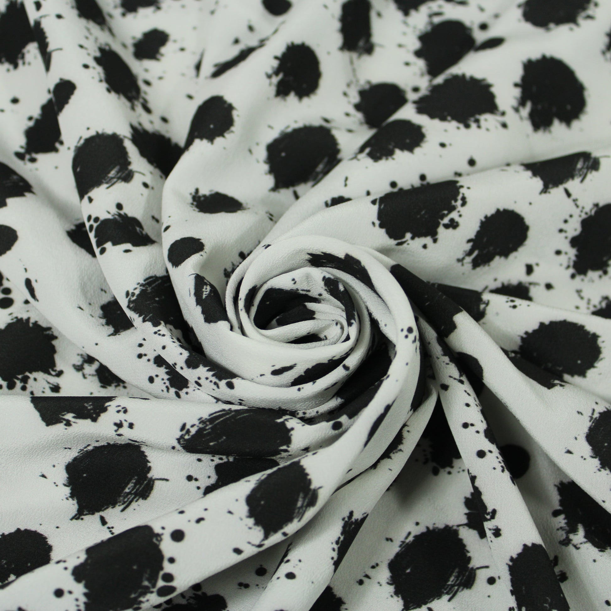 Tissu crêpe de chine 100% soie - imprimé à pois tacheté - noir et blanc - photo 1/5 | So Tissus