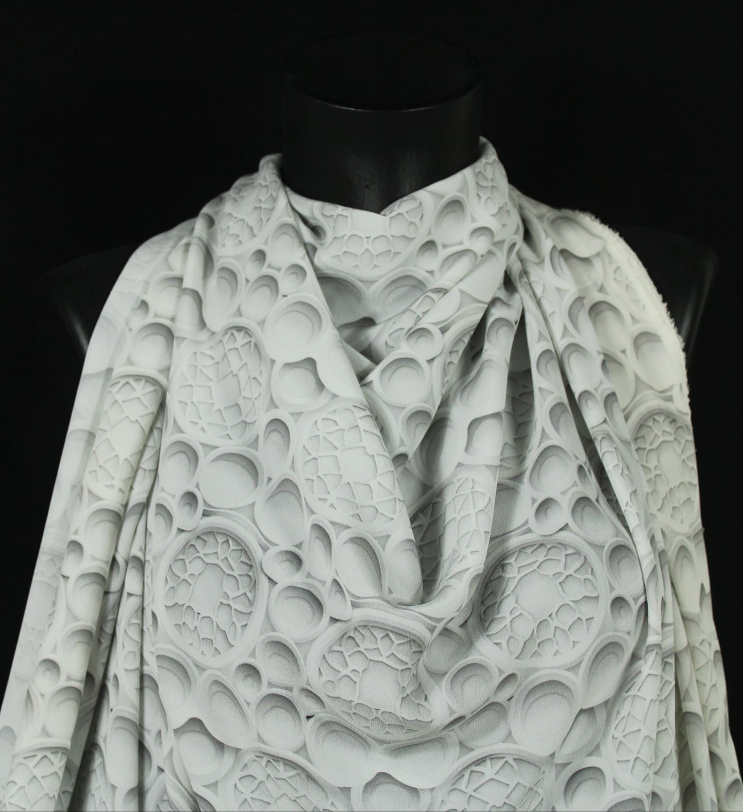 Tissu crêpe de chine 100% soie - imprimé mosaïque 3D - gris et blanc - photo 3/4 | So Tissus