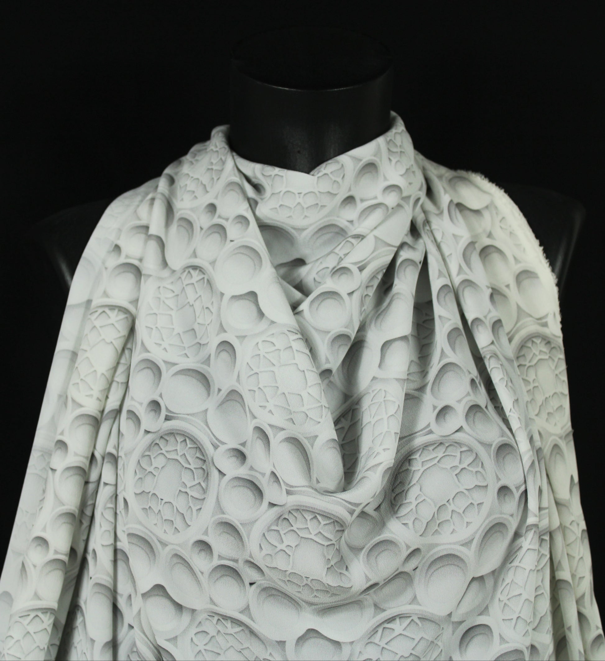 Tissu crêpe de chine 100% soie - imprimé mosaïque 3D - gris et blanc - photo 3/4 | So Tissus