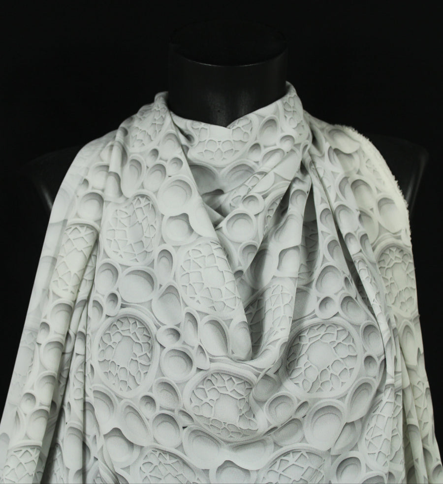 Tissu crêpe de chine 100% soie - imprimé mosaïque 3D - gris et blanc