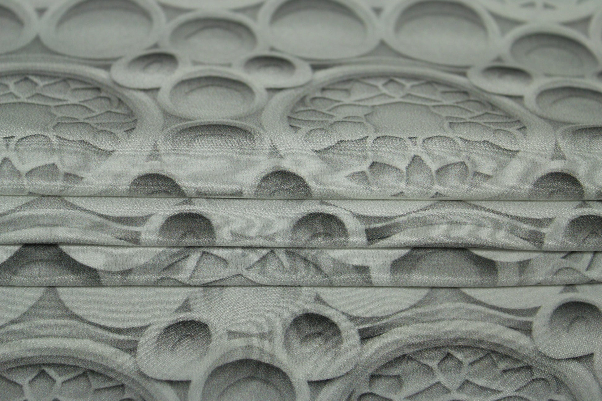 Tissu crêpe de chine 100% soie - imprimé mosaïque 3D - gris et blanc - photo 2/4 | So Tissus