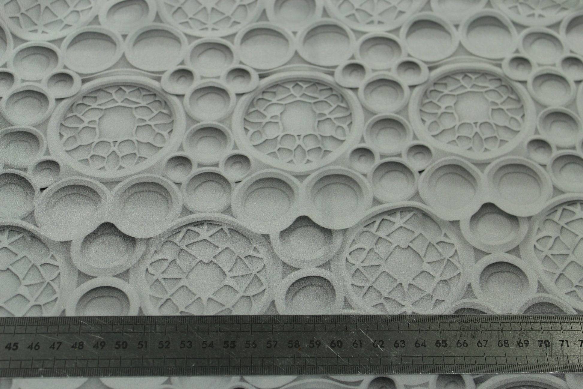 Tissu crêpe de chine 100% soie - imprimé mosaïque 3D - gris et blanc - photo 4/4 | So Tissus