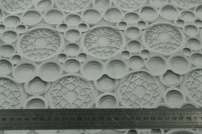Tissu crêpe de chine 100% soie - imprimé mosaïque 3D - gris et blanc - photo 4/4 | So Tissus